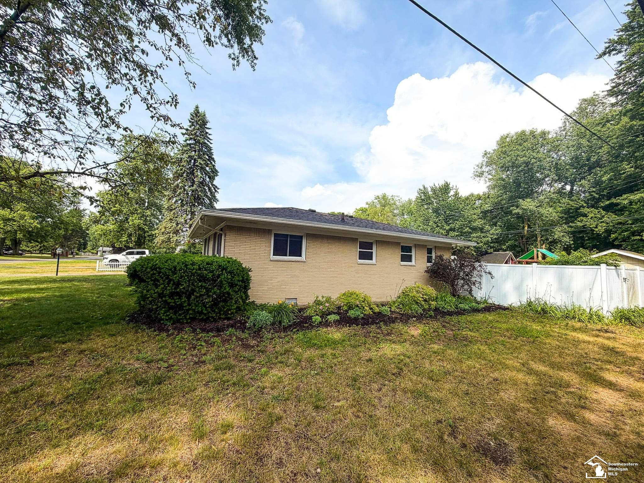 9836 Pamela Drive, Temperance, MI 48182 — Photo 33