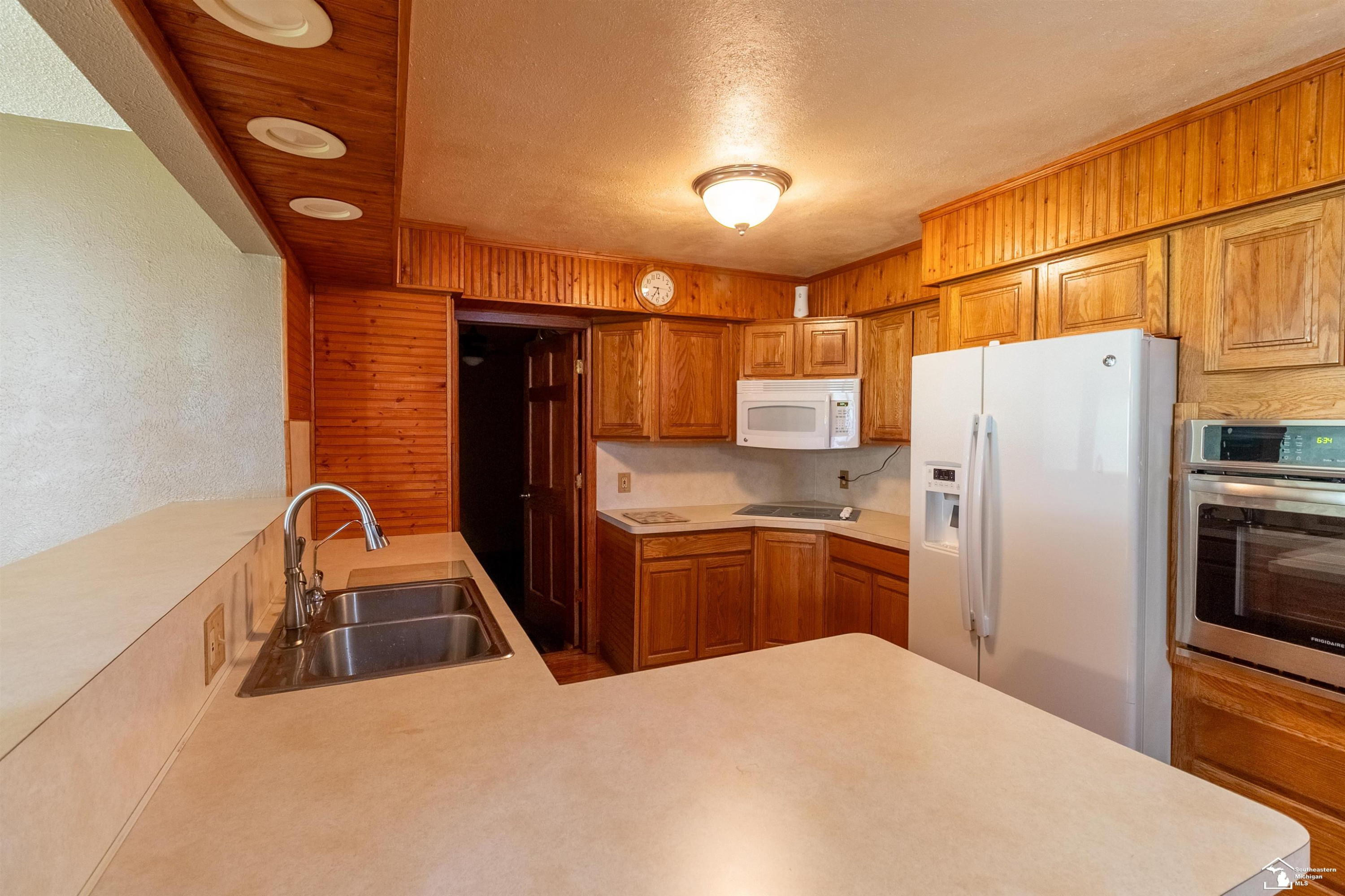 8940 Woodside Drive, Temperance, MI 48182 — Photo 20