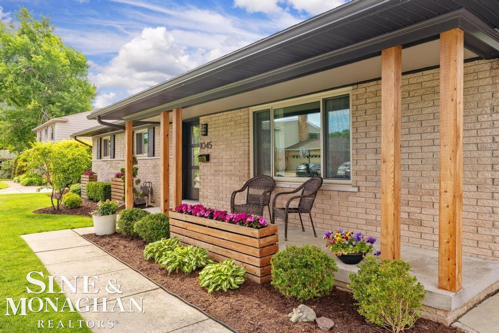 1045 Marian Court, Grosse Pointe Woods, MI 48236 — Photo 2