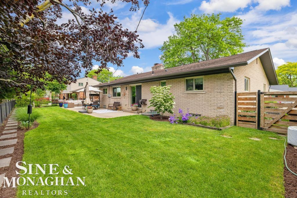 1045 Marian Court, Grosse Pointe Woods, MI 48236 — Photo 46