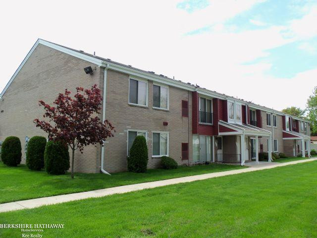 409 Sunset Lane, Unit 32, Saint Clair Shores, MI 48082 — front exterior