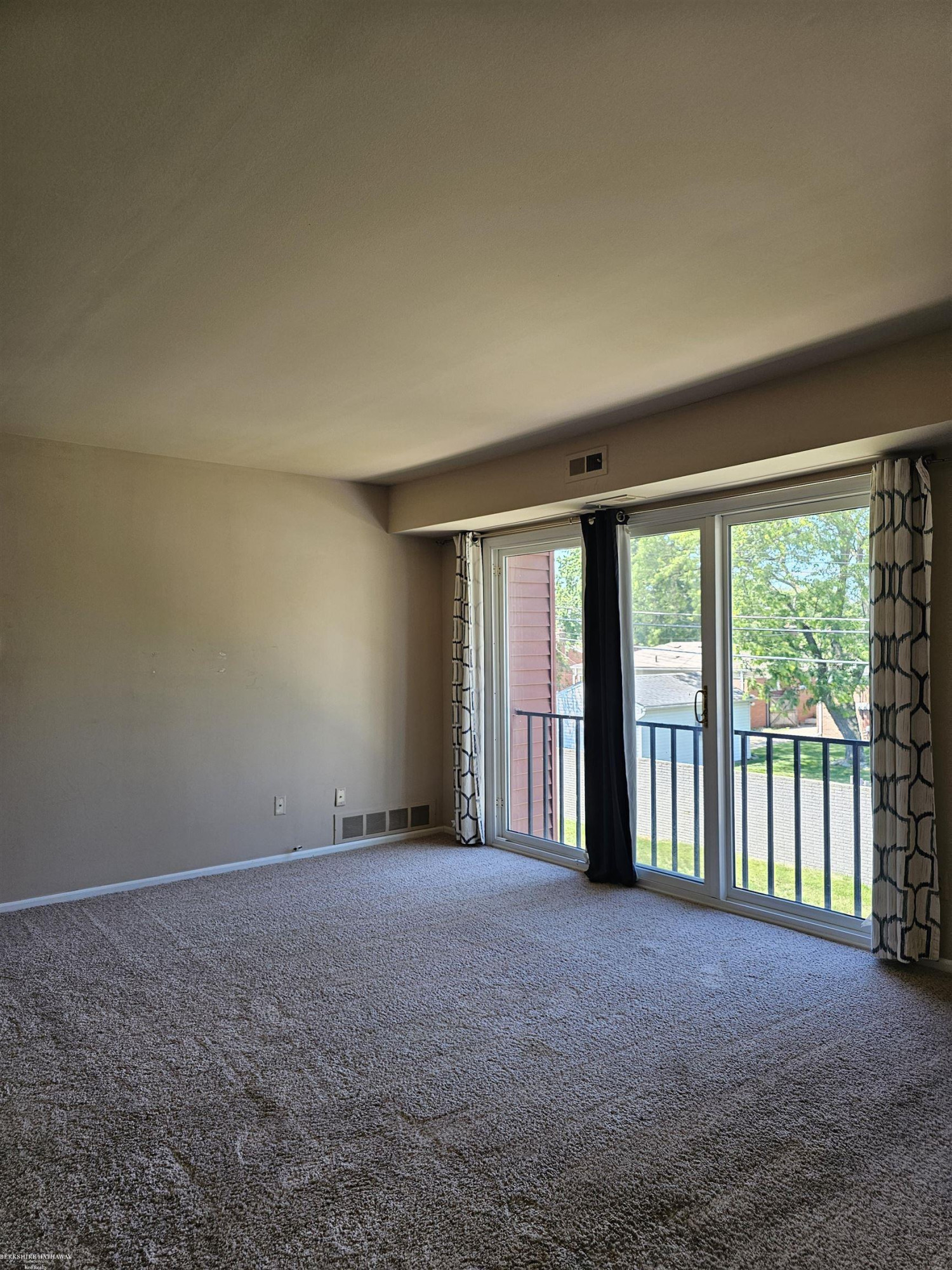 409 Sunset Lane, Unit 32, Saint Clair Shores, MI 48082 — Photo 3