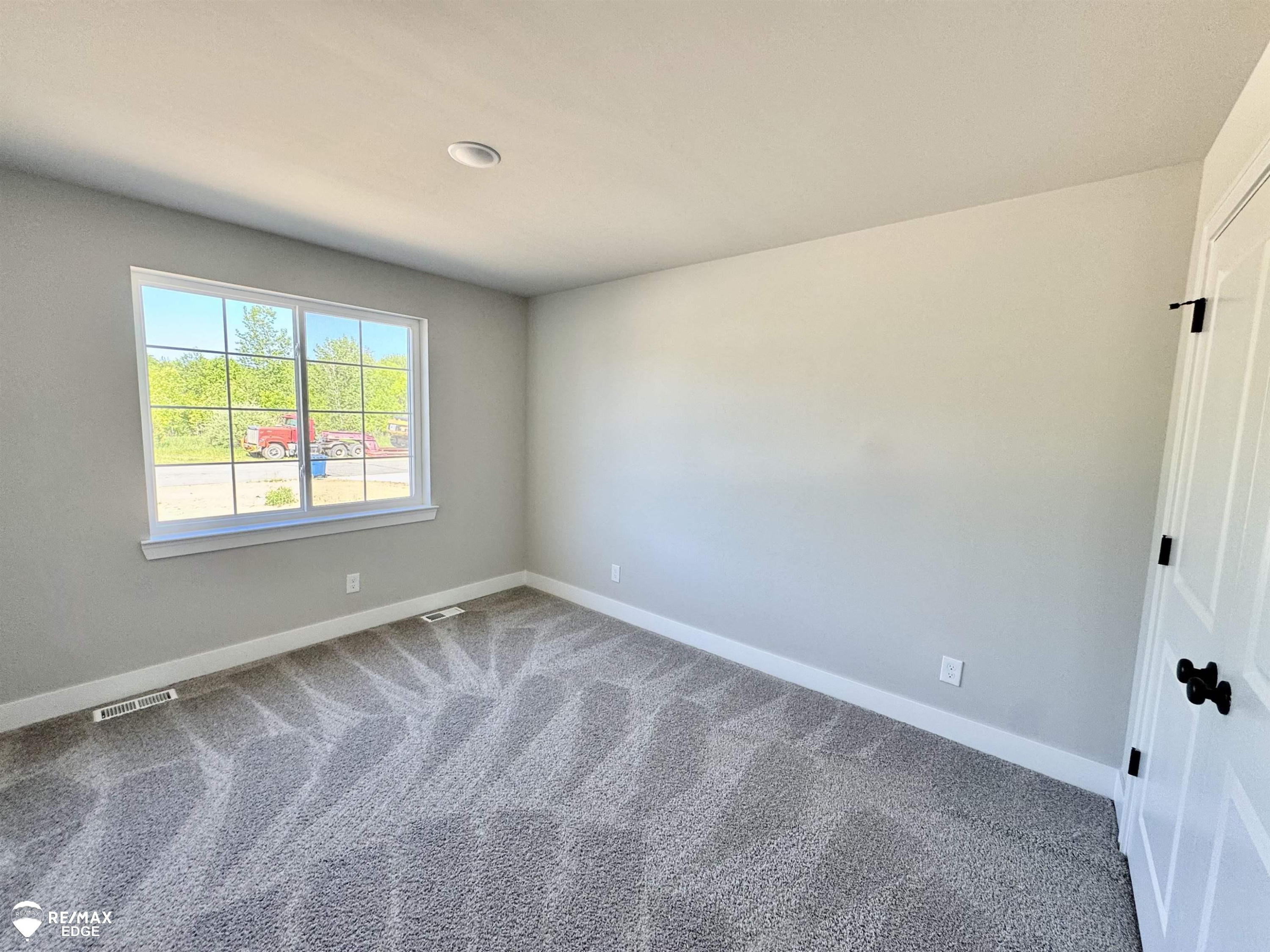 8323 Peninsula Circle, Grand Blanc, MI 48439 — Photo 12