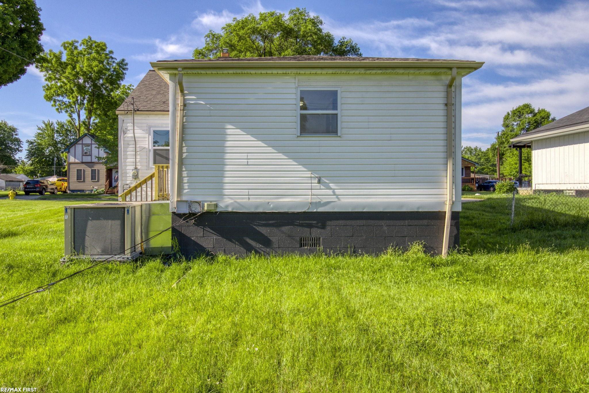 49 Fessenden St Street, Mount Clemens, MI 48043 — Photo 6