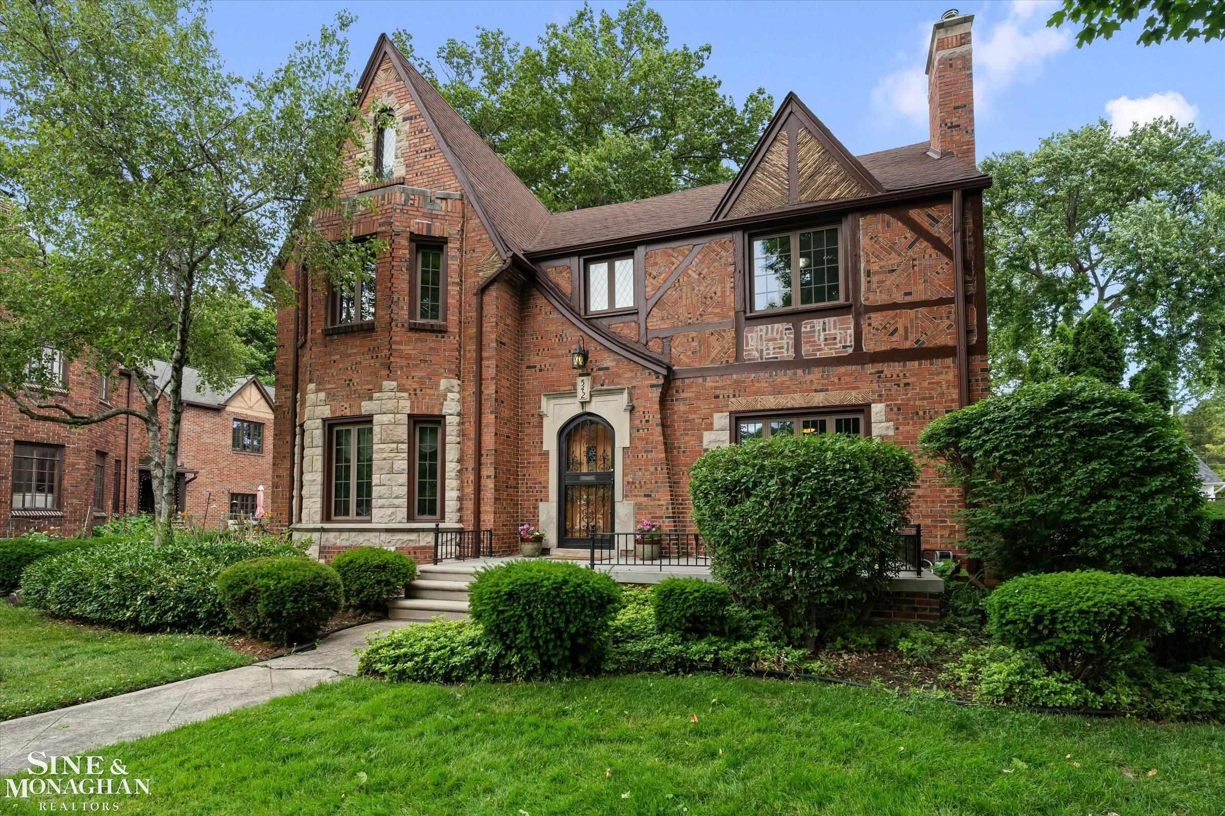 542 Lakepointe Street, Grosse Pointe Park, MI 48236 — Photo 2