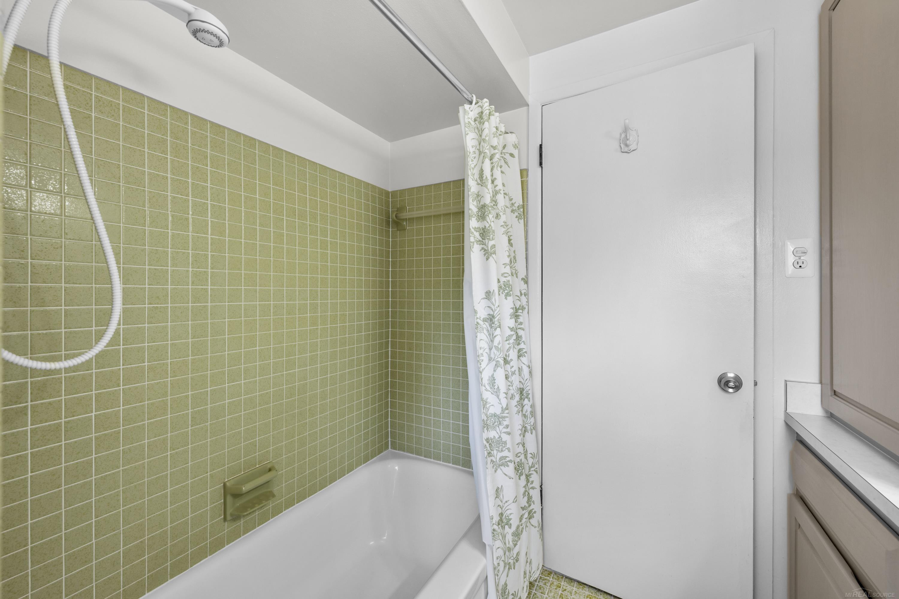 8607 Leslie Drive, Sterling Heights, MI 48314 — Photo 32