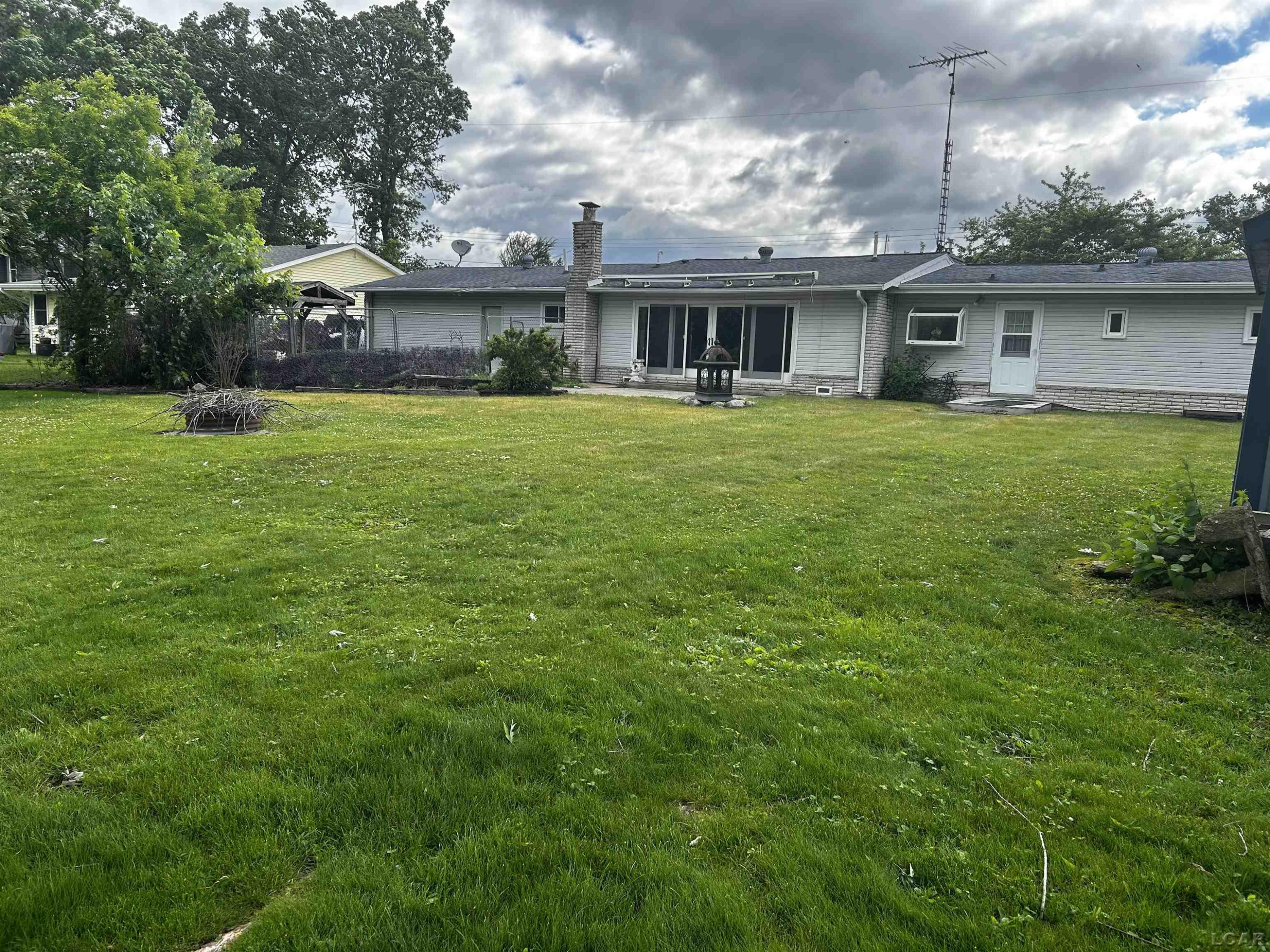 753 Vaniman Island Drive, Brooklyn, MI 49230