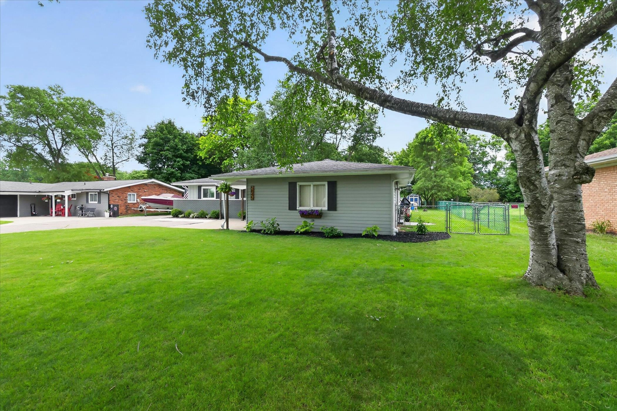 5845 OLYMPIC Parkway, Waterford, MI 48329 — Photo 4