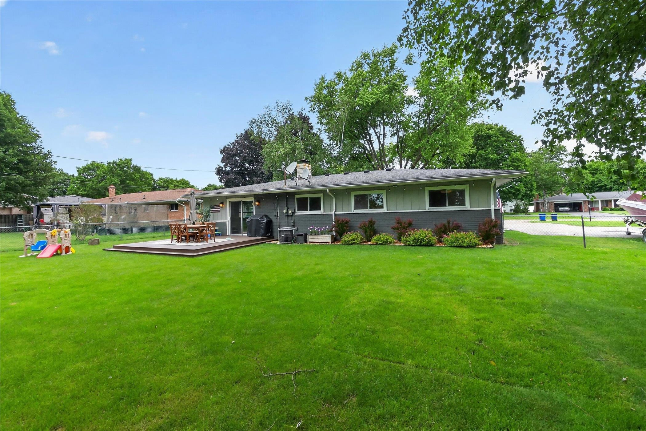 5845 OLYMPIC Parkway, Waterford, MI 48329 — Photo 37