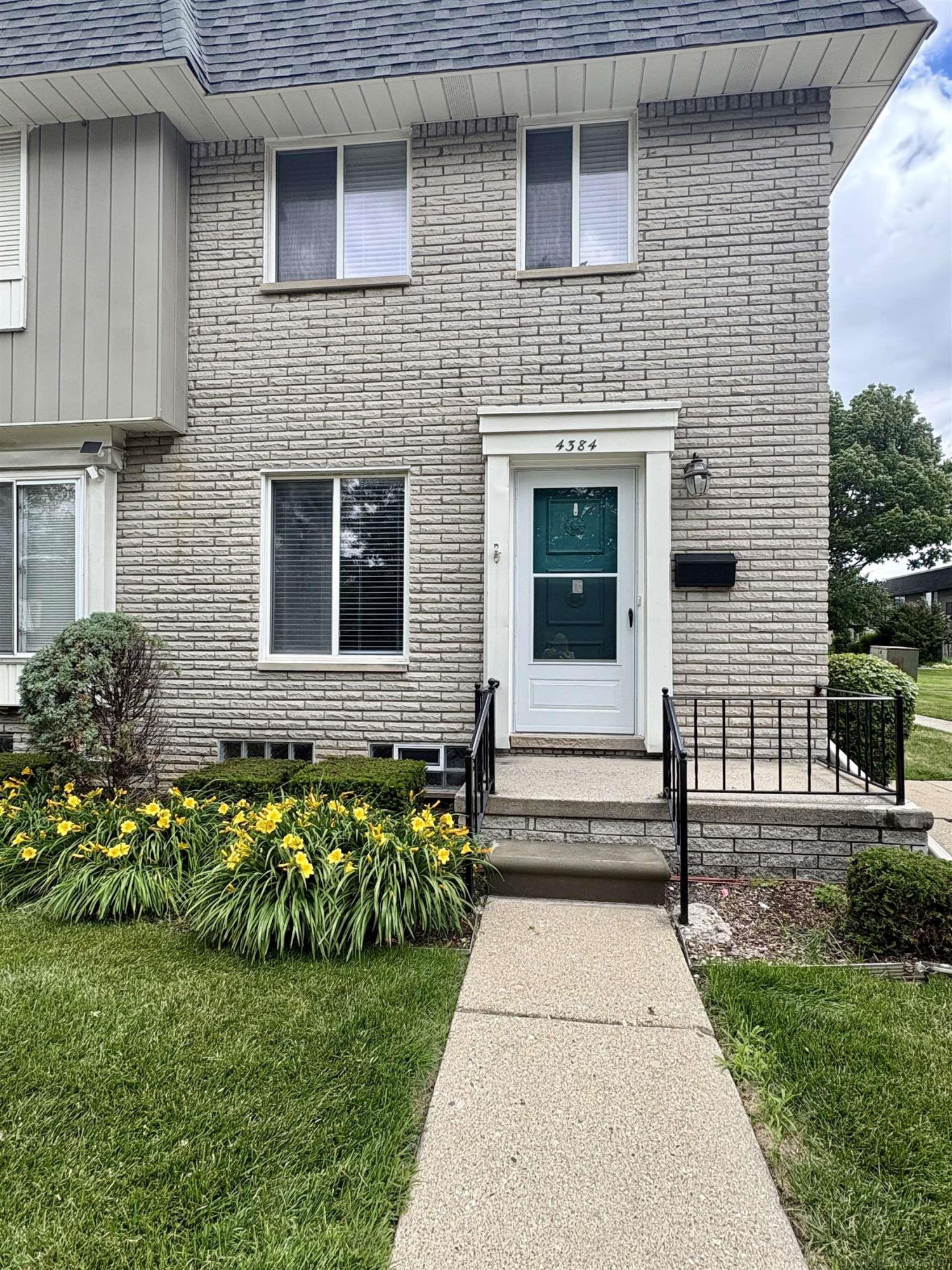 4384 15 Mile Road, 63, Sterling Heights, MI 48310 — front exterior