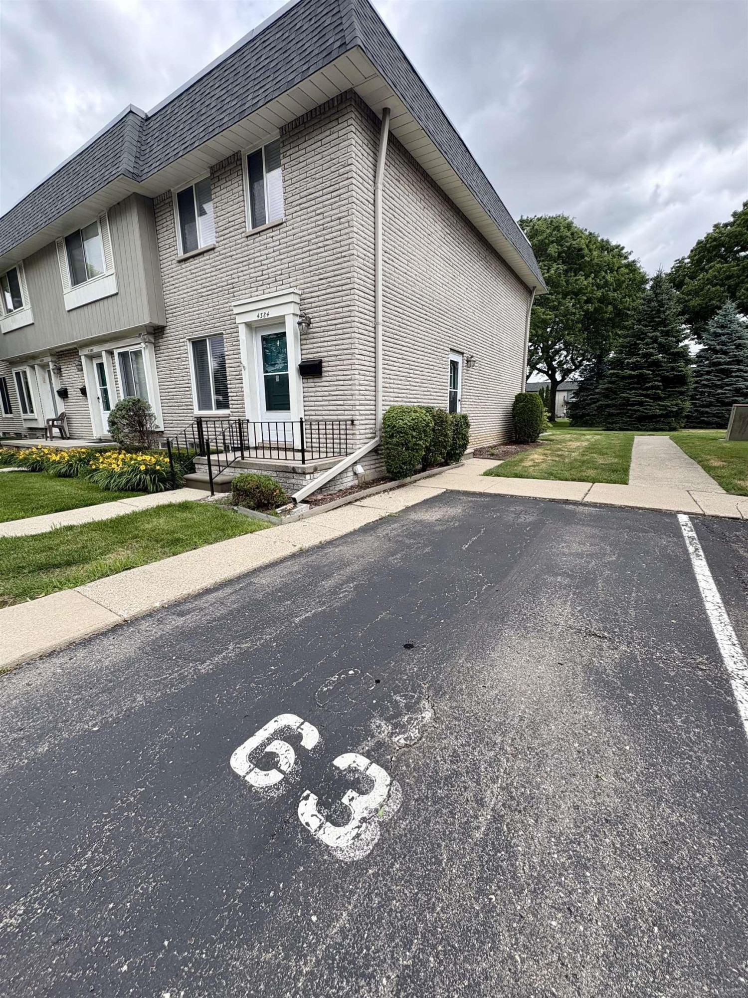 4384 15 Mile Road, 63, Sterling Heights, MI 48310 — Photo 2