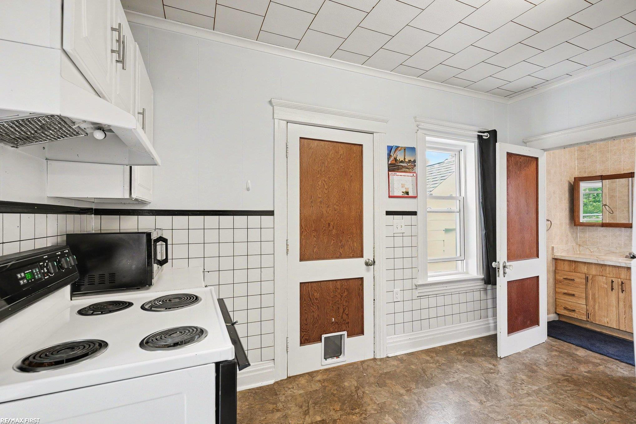 425 E St Clair Street, MI — Photo 8