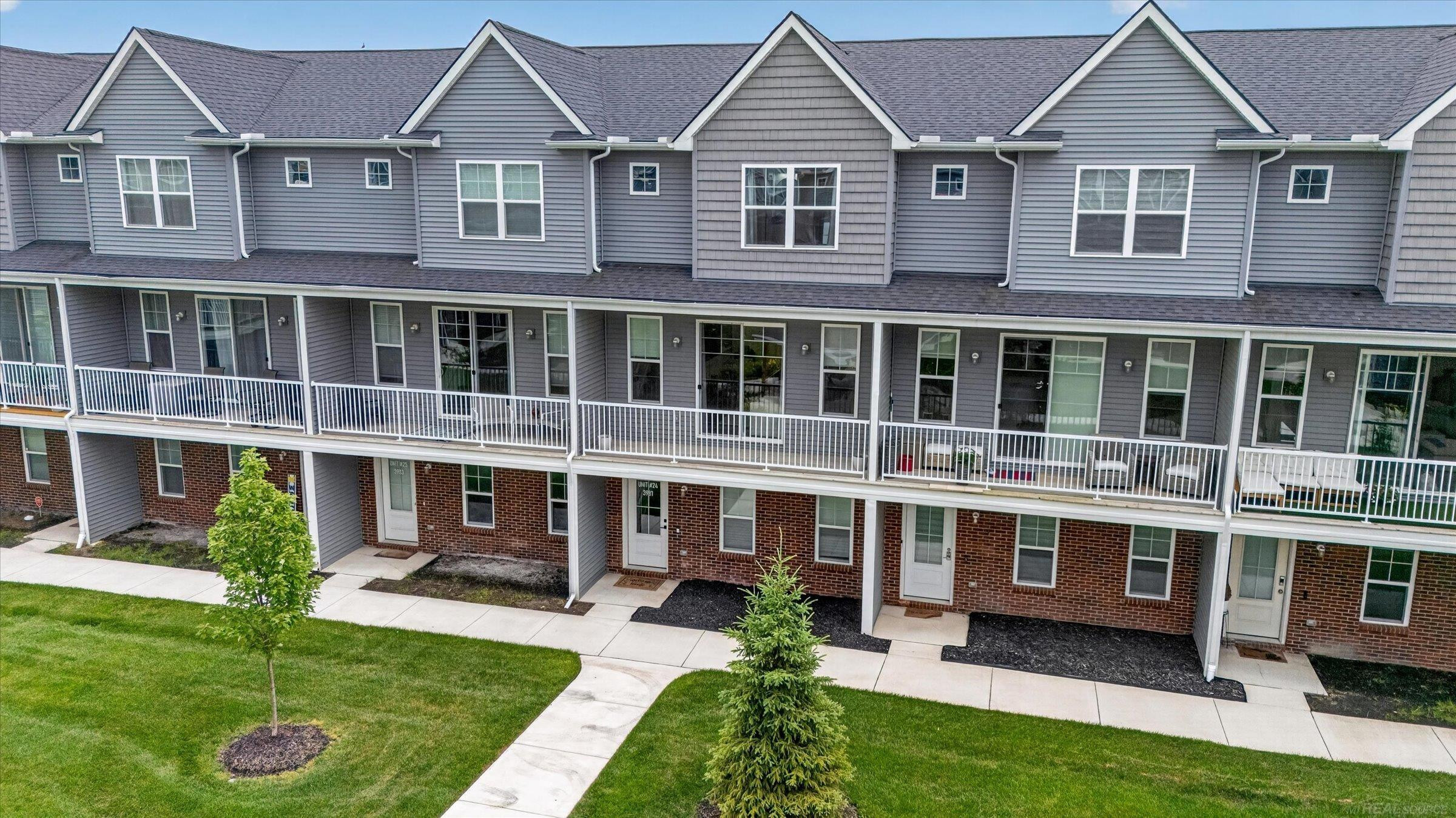 3981 Trailway Commons Circle, MI 48326 — Photo 9