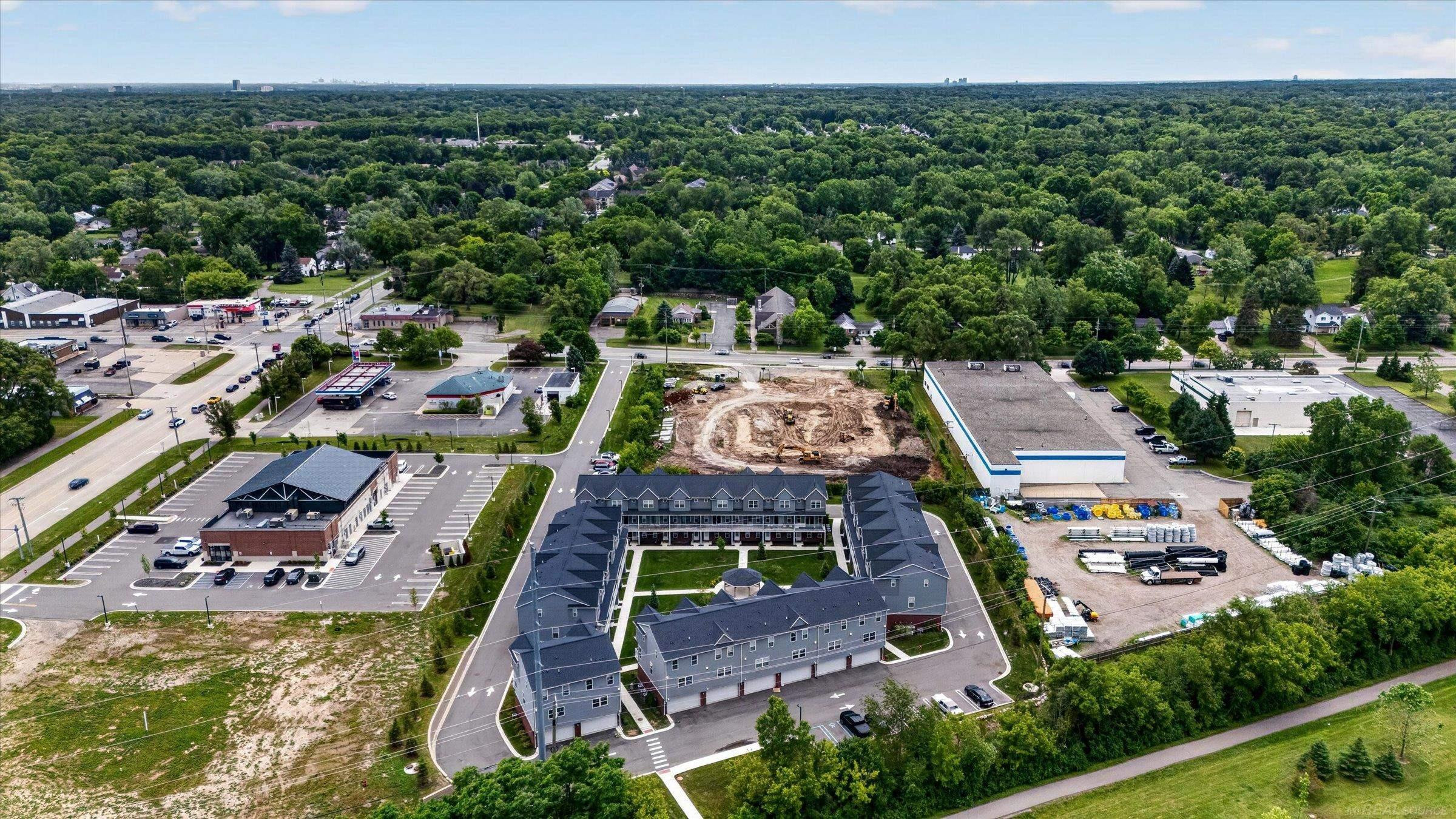 3981 Trailway Commons Circle, MI 48326 — Photo 17
