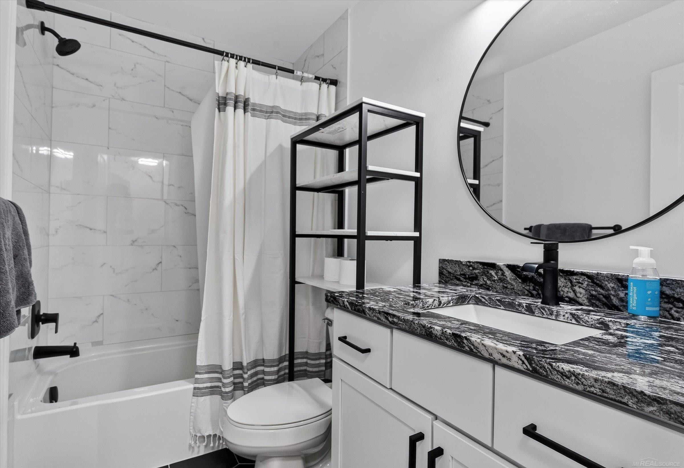 3981 Trailway Commons Circle, MI 48326 — Photo 23