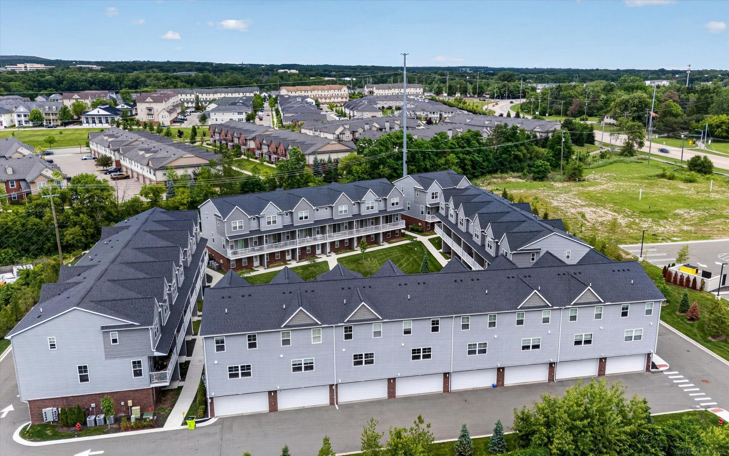 3981 Trailway Commons Circle, MI 48326 — Photo 29