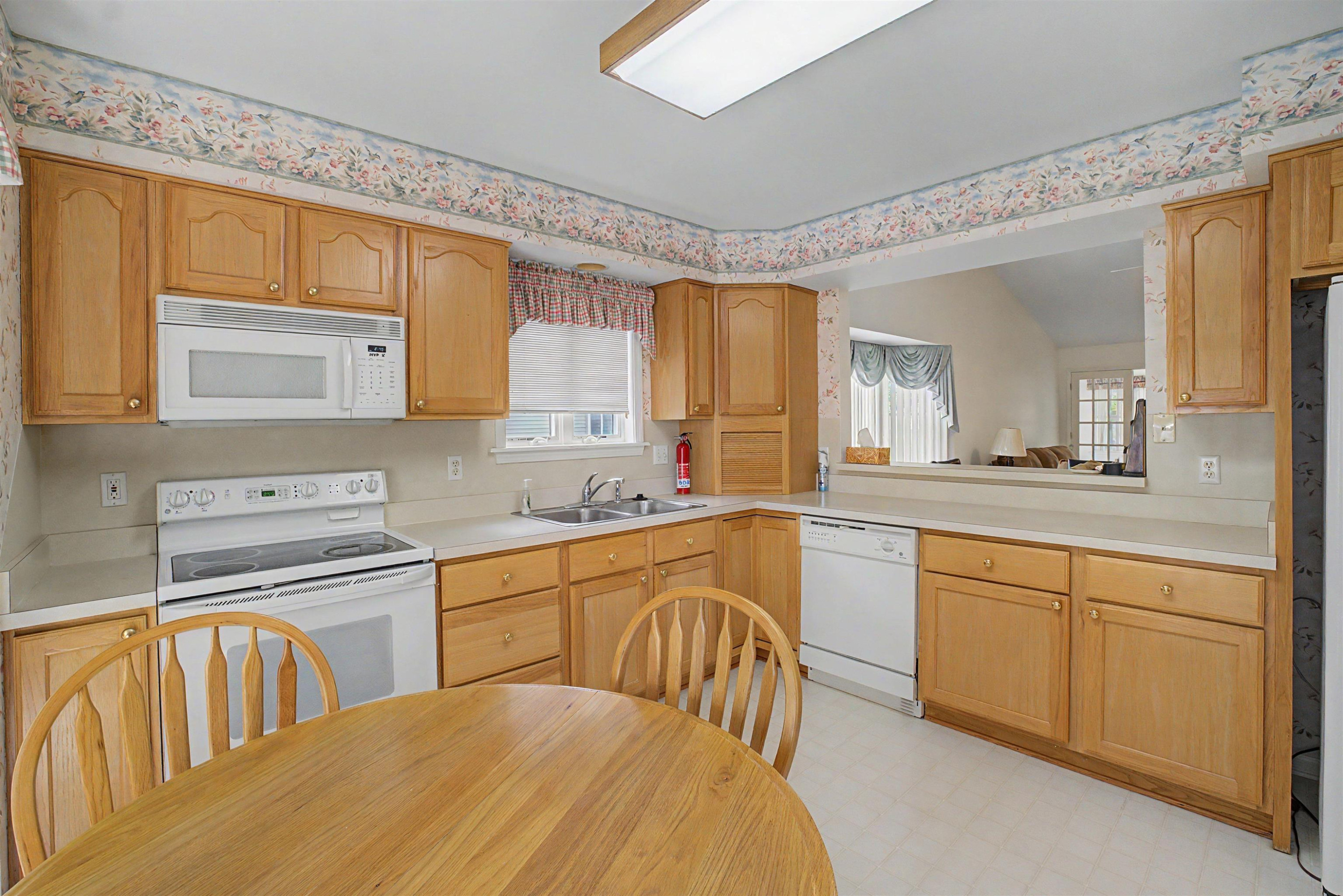 4264 Springbrook Drive, Swartz Creek, MI 48473 — Photo 8