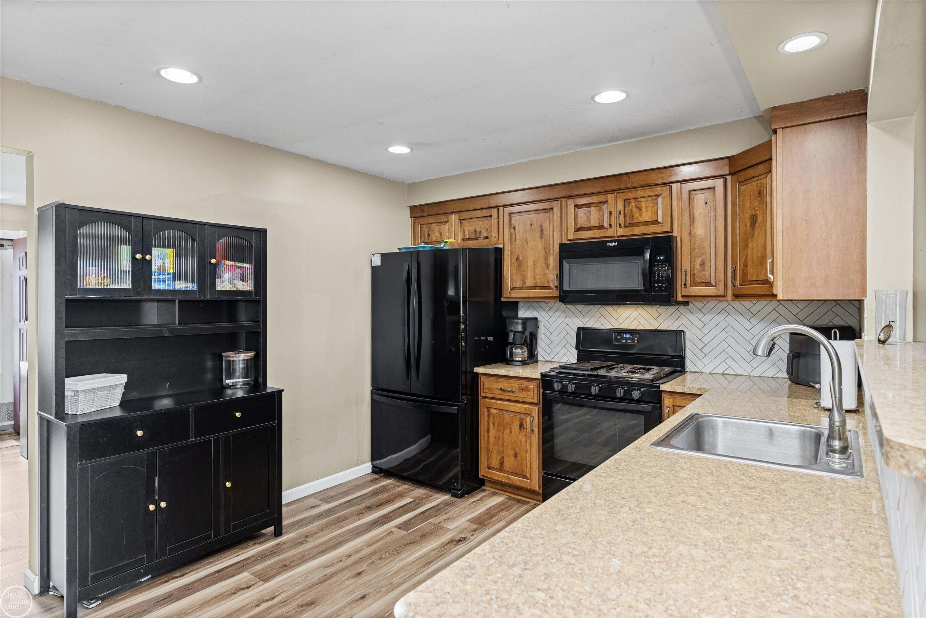 42251 BETLEY Drive, Sterling Heights, MI 48313 — Photo 6