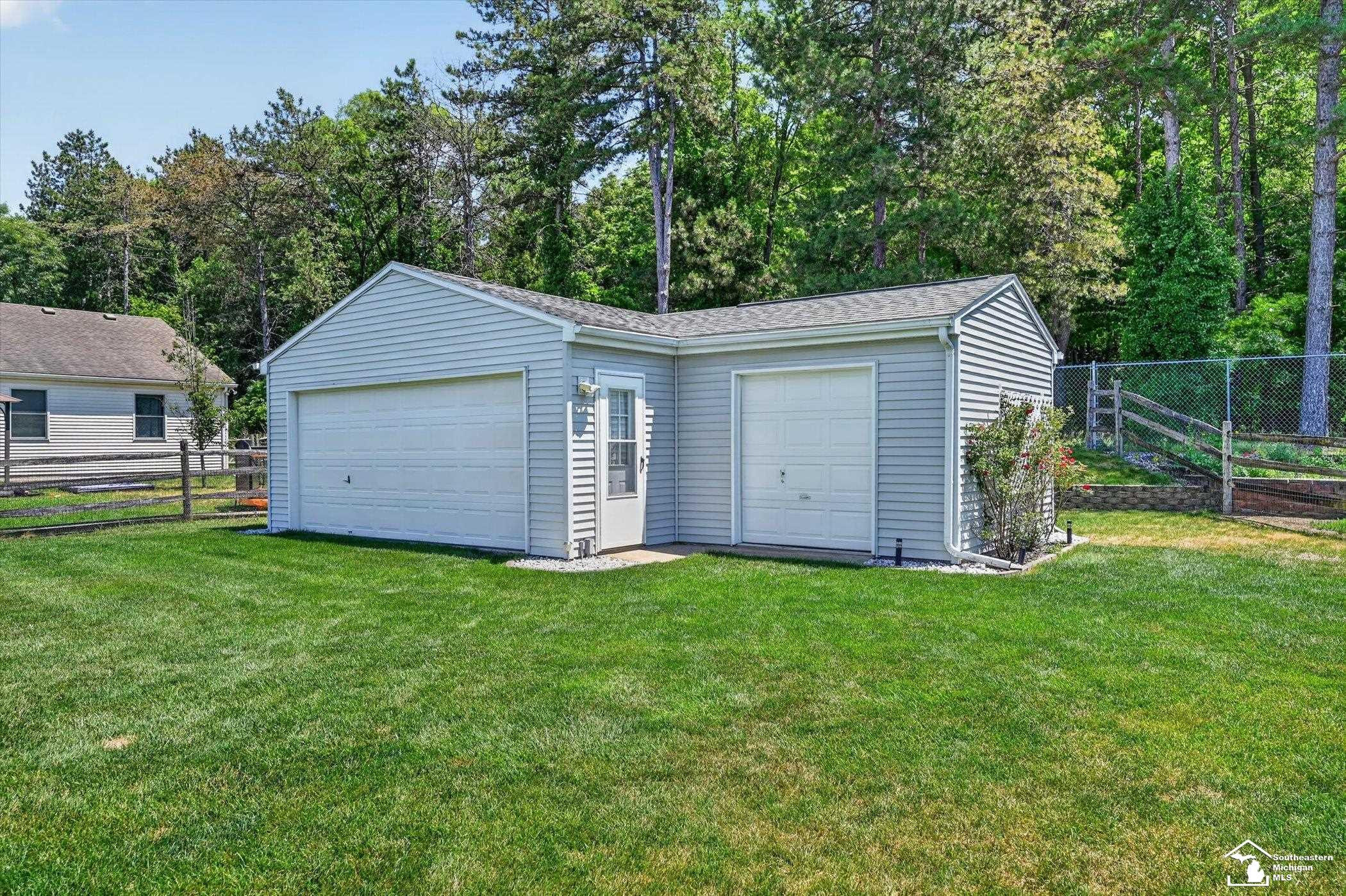 9078 Village Meadows Drive, Temperance, MI 48182 — Photo 43