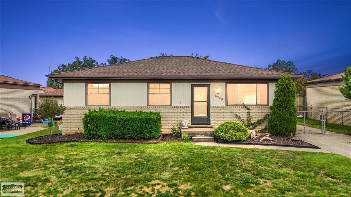 16209 Secretariat Street, Roseville, MI 48066