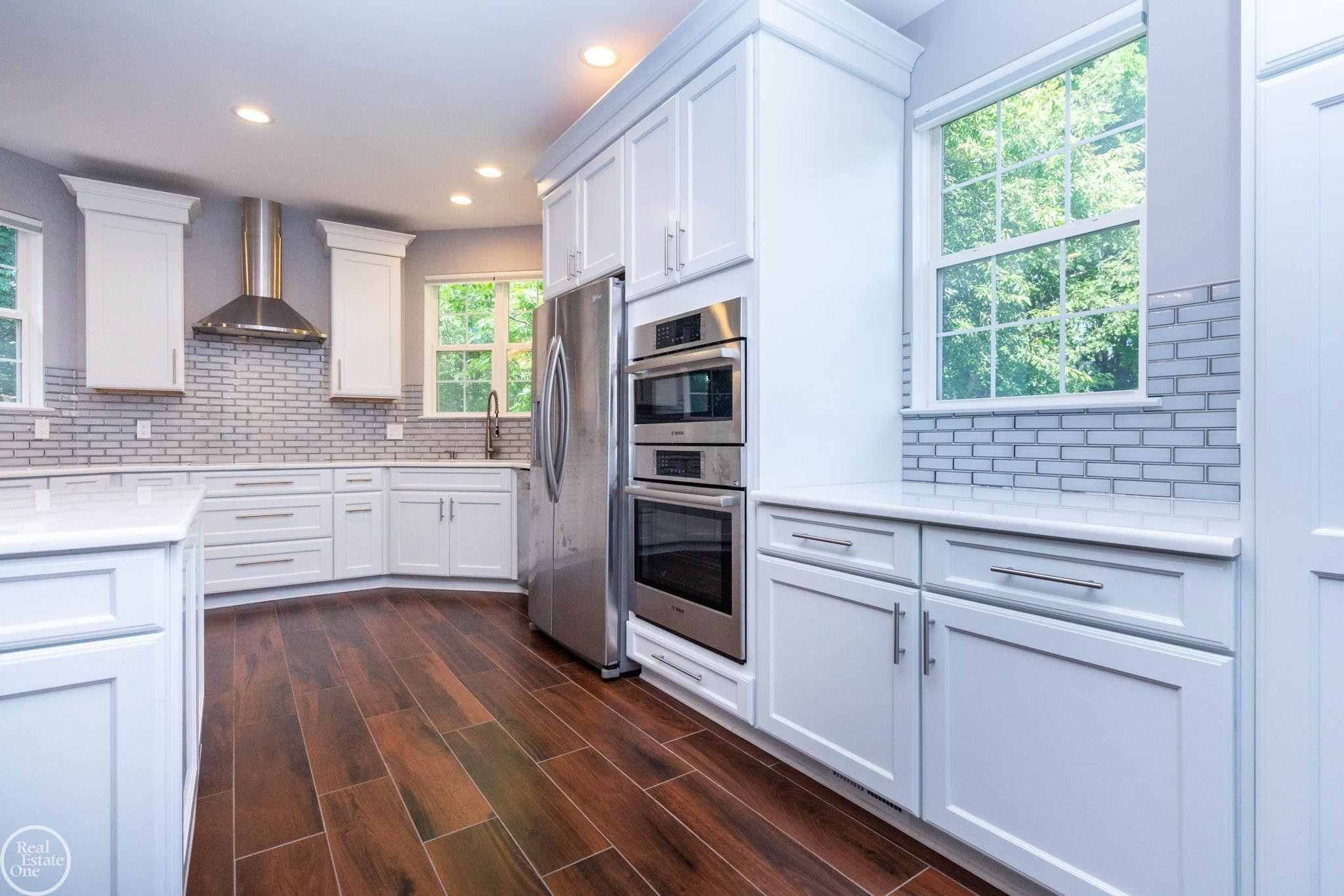 5426 Murray Court, Waterford, MI 48327 — Photo 11