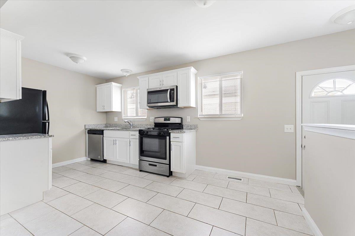 23021 Almond Avenue, Eastpointe, MI 48021 — Photo 4