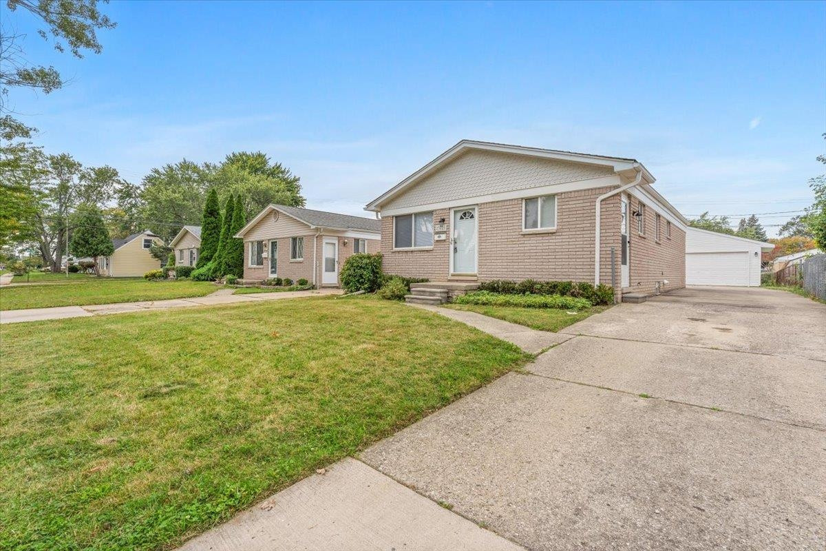 23021 Almond Avenue, Eastpointe, MI 48021 — Photo 13