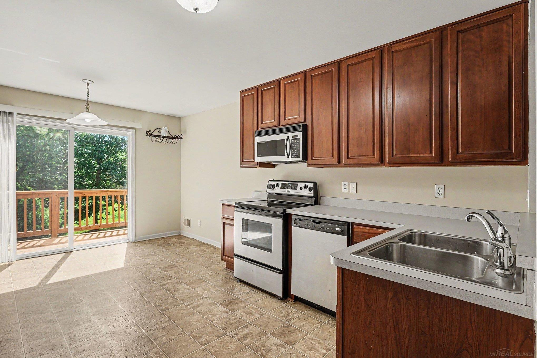 111 S Vista Drive, Auburn Hills, MI 48326 — Photo 11