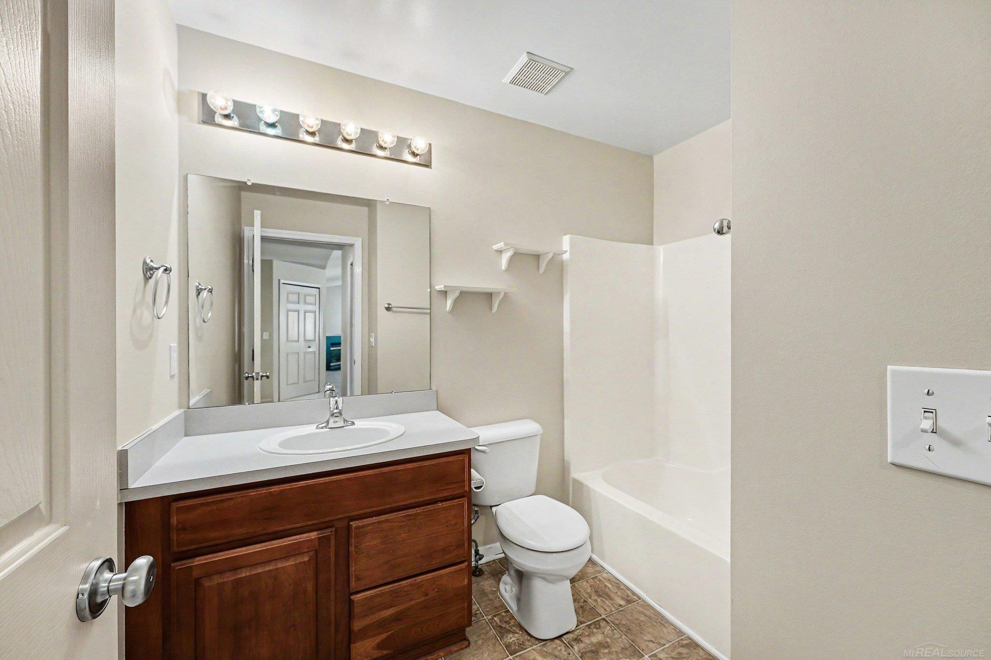 111 S Vista Drive, Auburn Hills, MI 48326 — Photo 19