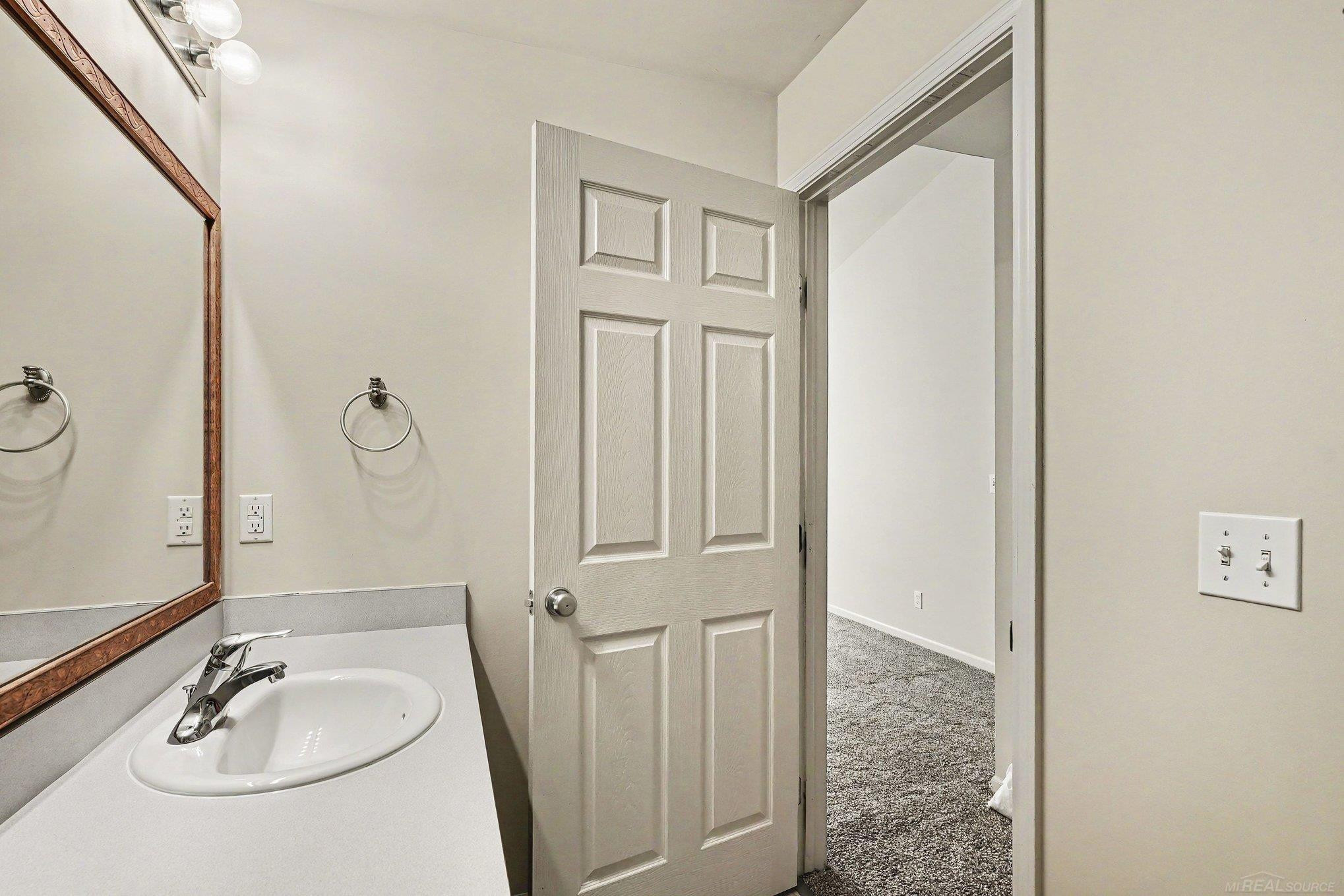 111 S Vista Drive, Auburn Hills, MI 48326 — Photo 21