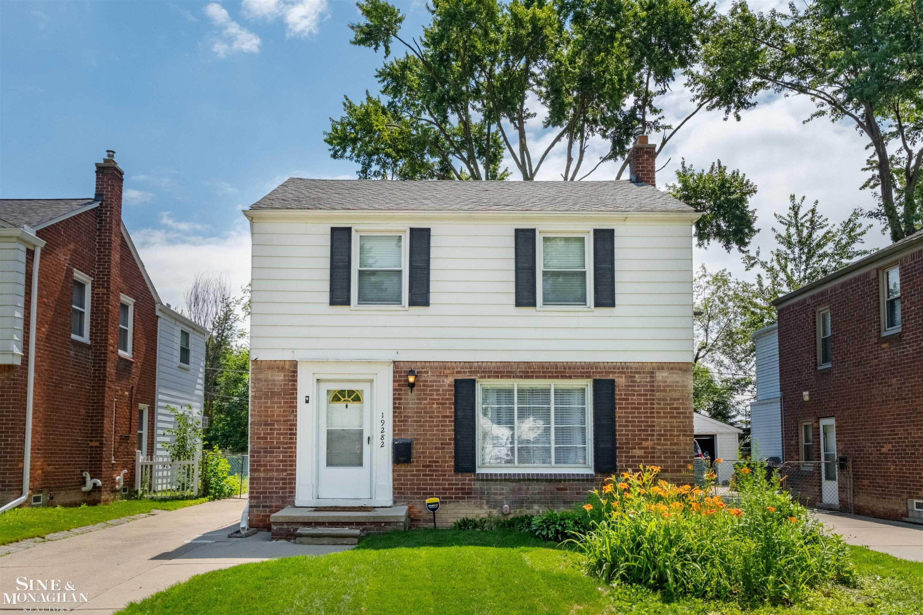19282 Raymond Street, Grosse Pointe Woods, MI 48236
