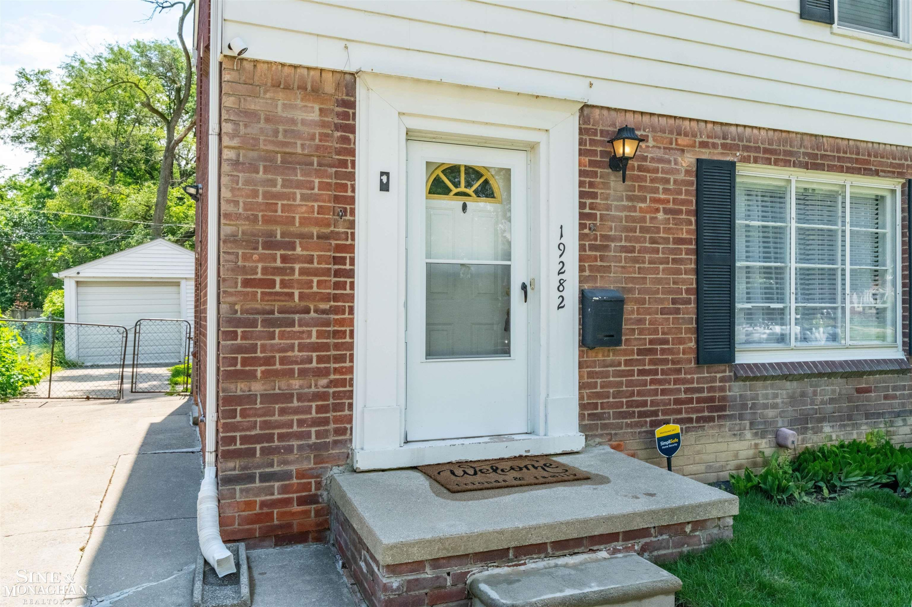 19282 Raymond Street, Grosse Pointe Woods, MI 48236 — Photo 2