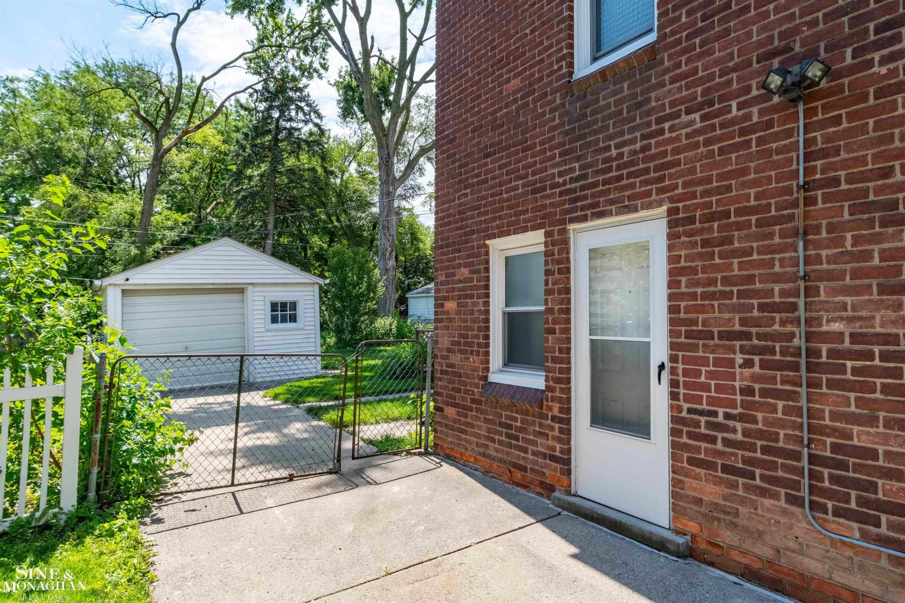 19282 Raymond Street, Grosse Pointe Woods, MI 48236 — Photo 30
