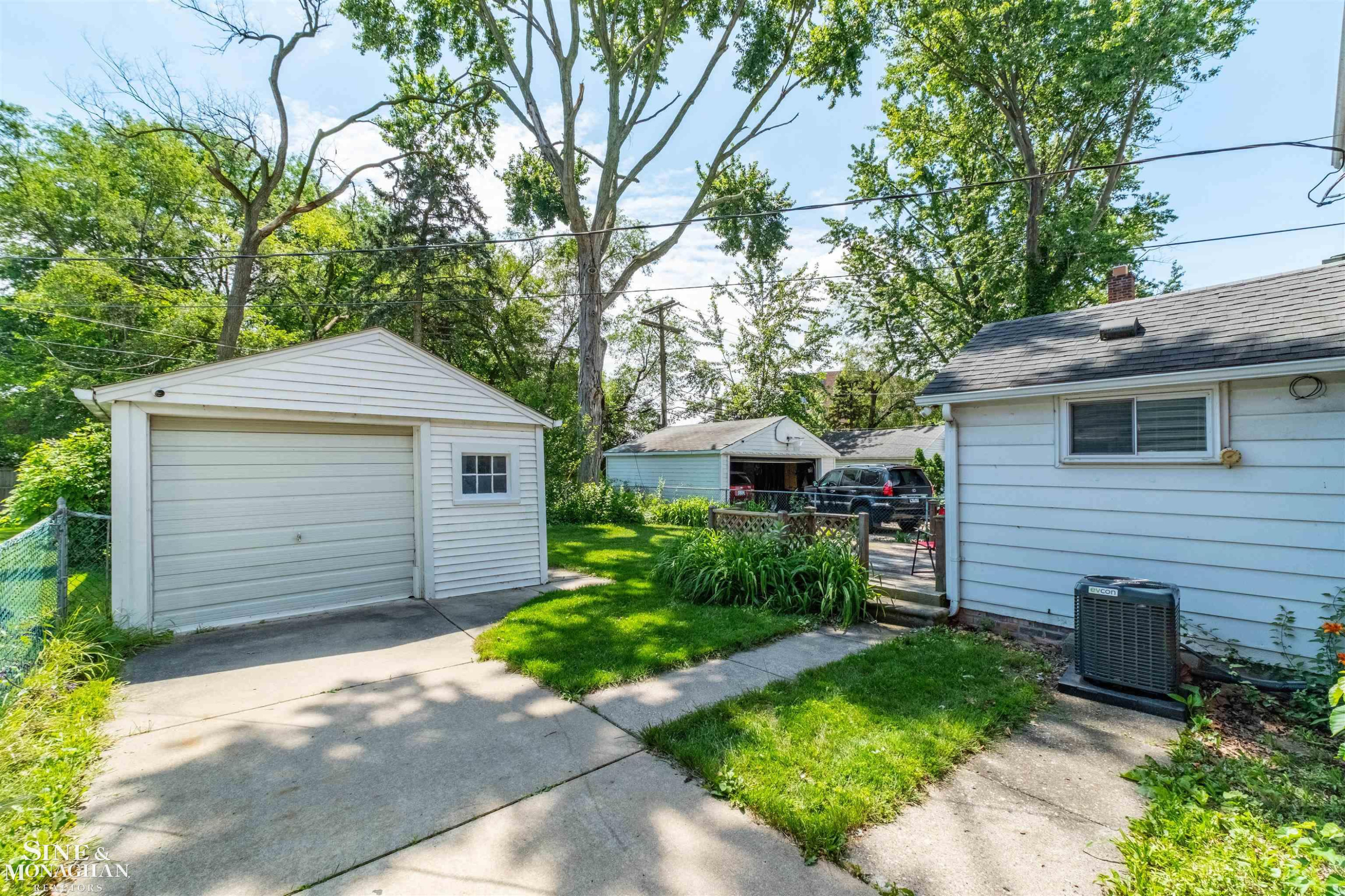 19282 Raymond Street, Grosse Pointe Woods, MI 48236 — Photo 31