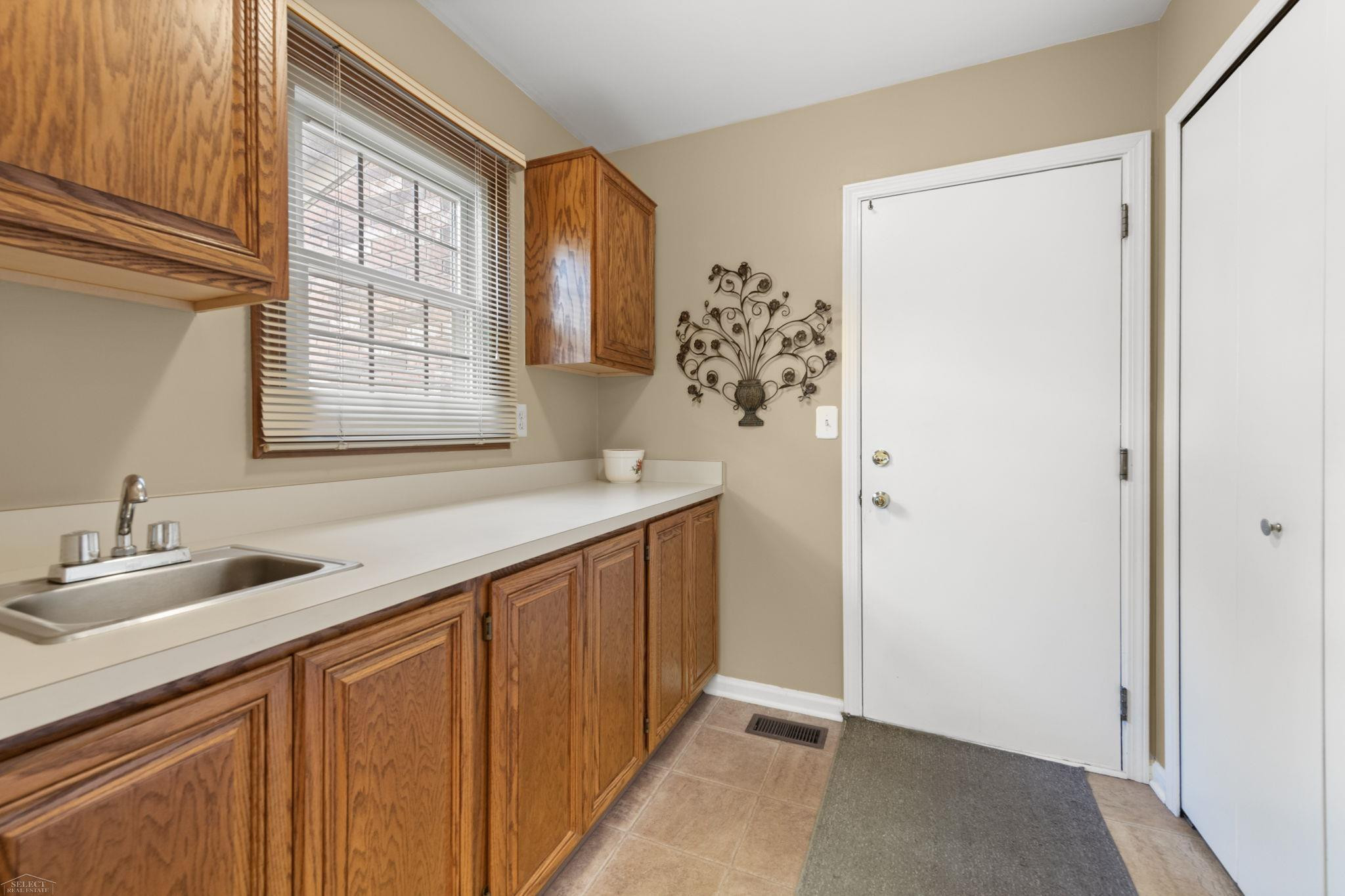 49431 Ferrisburg Court, Shelby Twp, MI 48315 — Photo 17