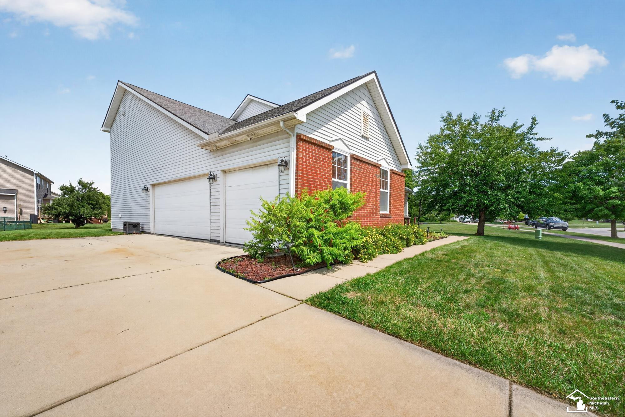 28921 Apple Blossom Drive, Flat Rock, MI 48134 — Photo 3