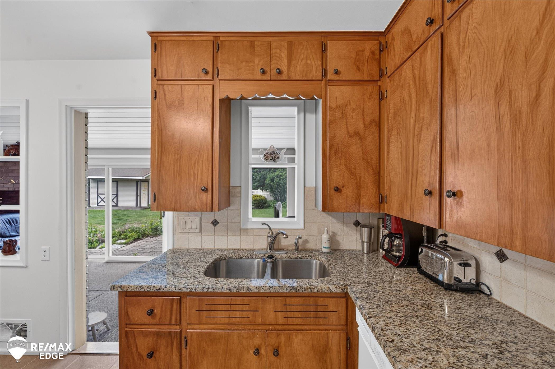 10048 E Coldwater Road, Davison, MI 48423 — Photo 9