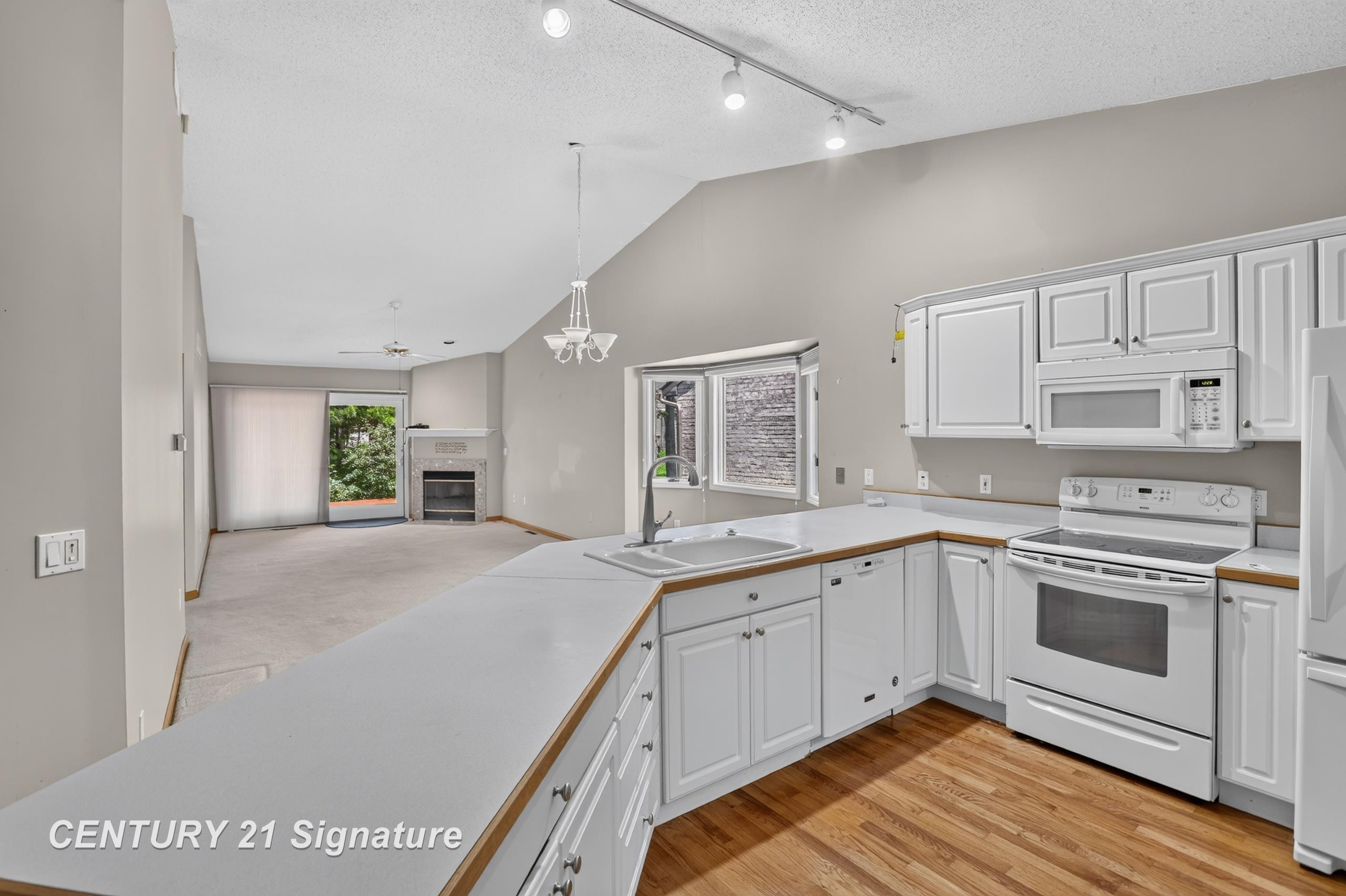708 Shorefront Circle, Midland, MI 48640 — Photo 7