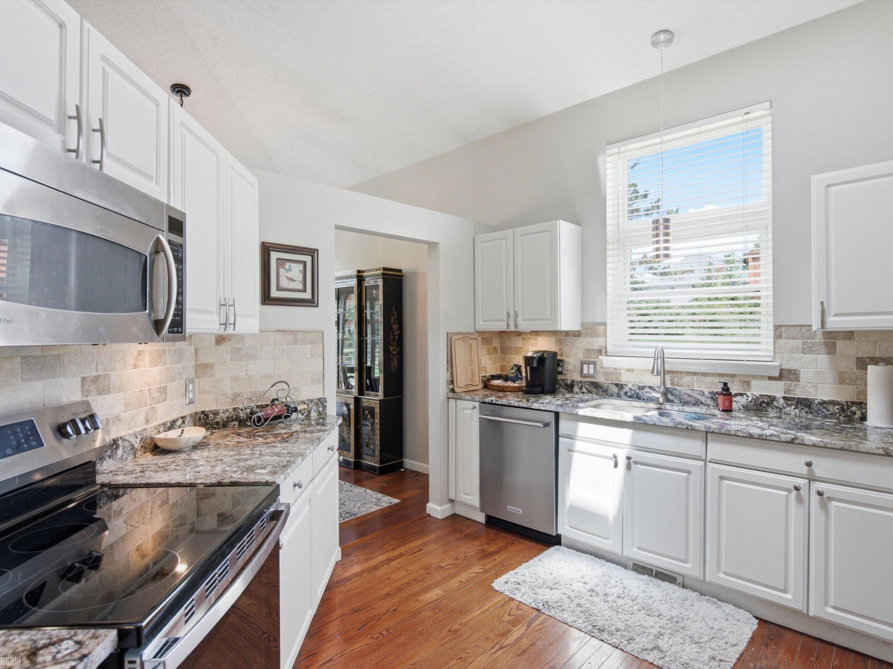 4652 Amberwood Court, MI 48306 — Photo 9