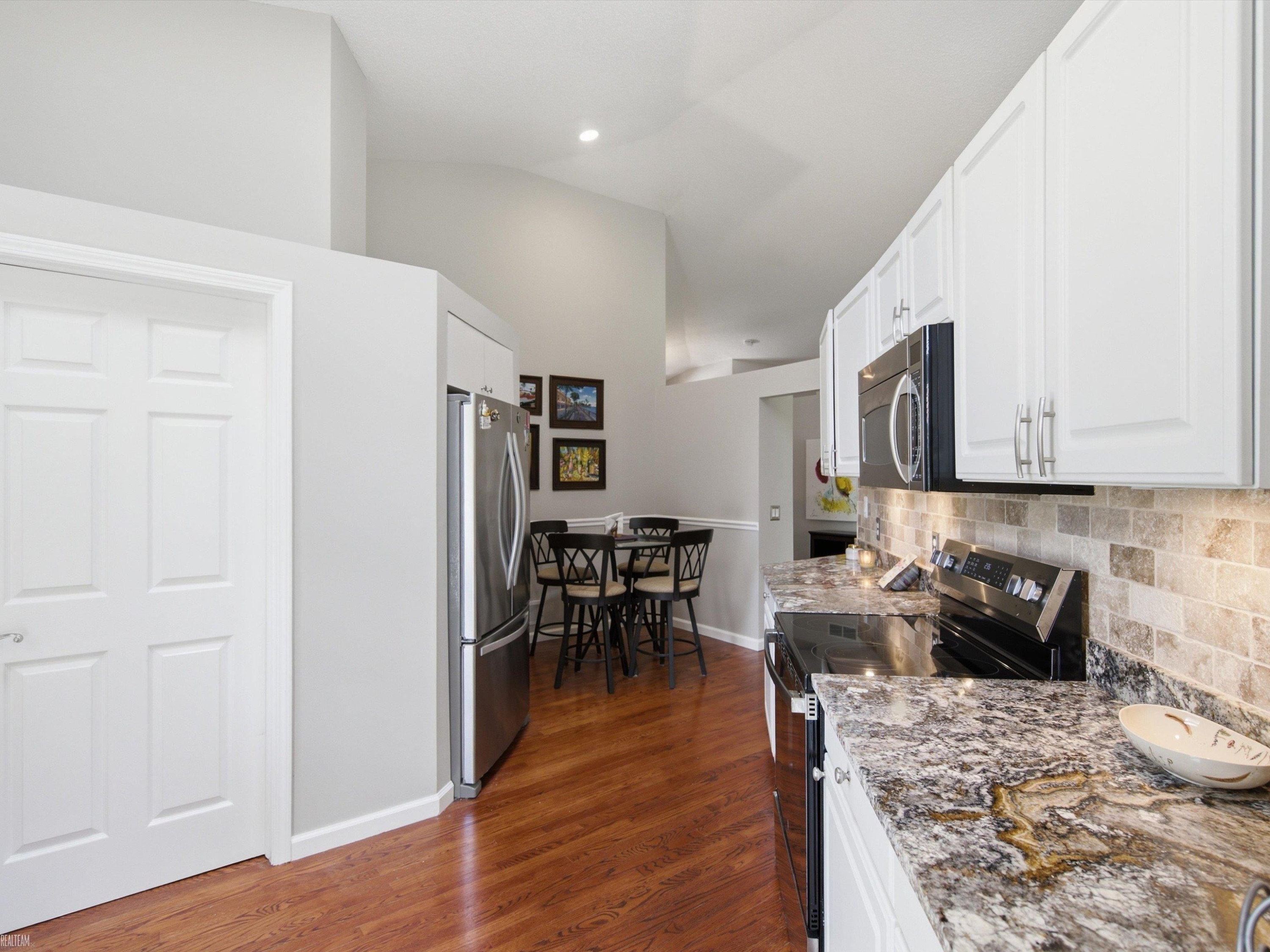 4652 Amberwood Court, MI 48306 — Photo 10