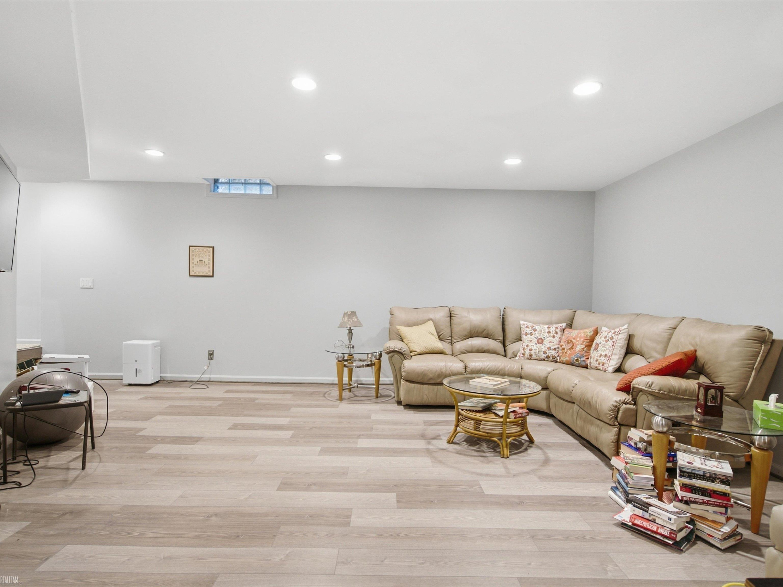 4652 Amberwood Court, MI 48306 — Photo 28