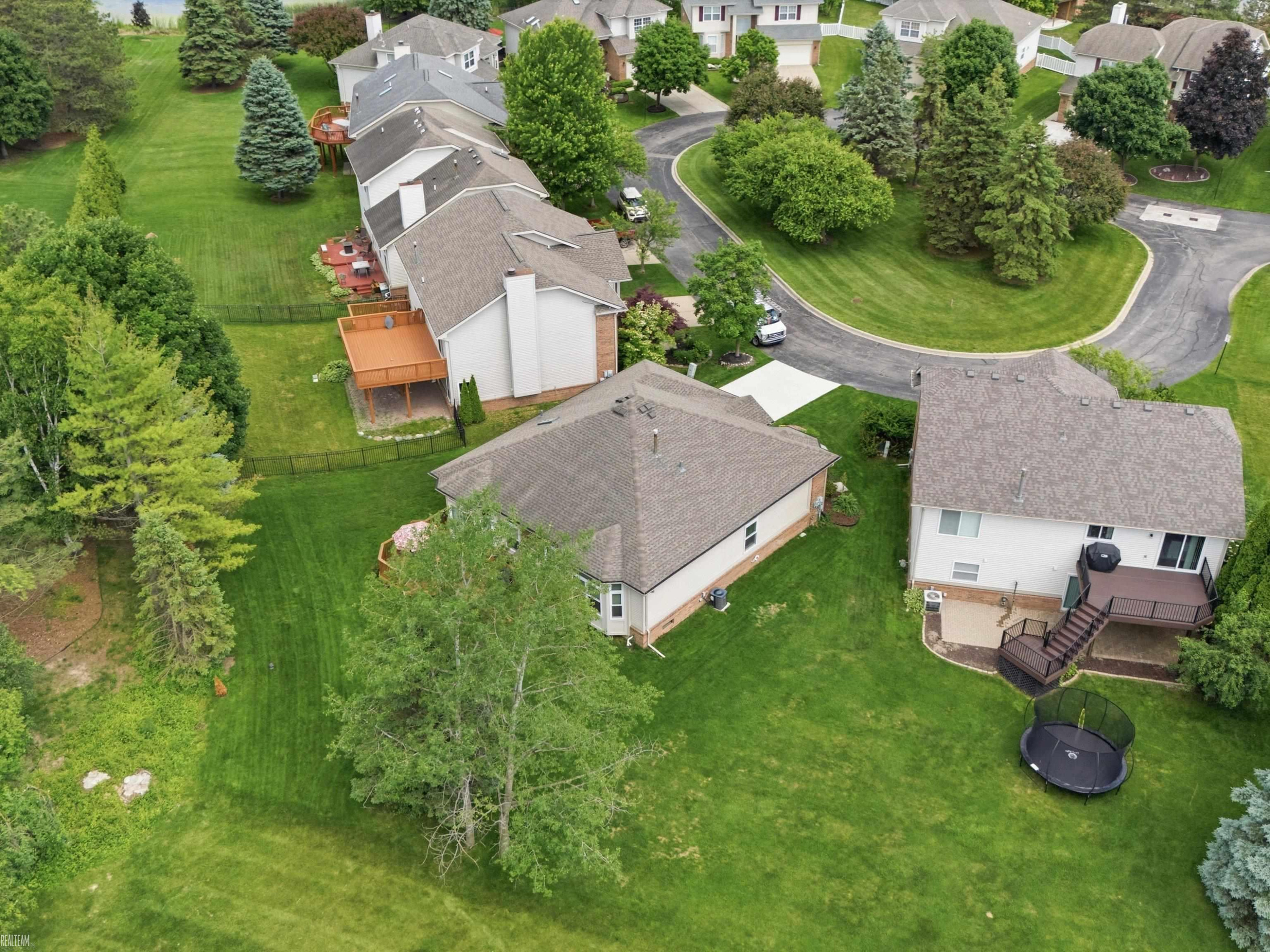 4652 Amberwood Court, MI 48306 — Photo 31