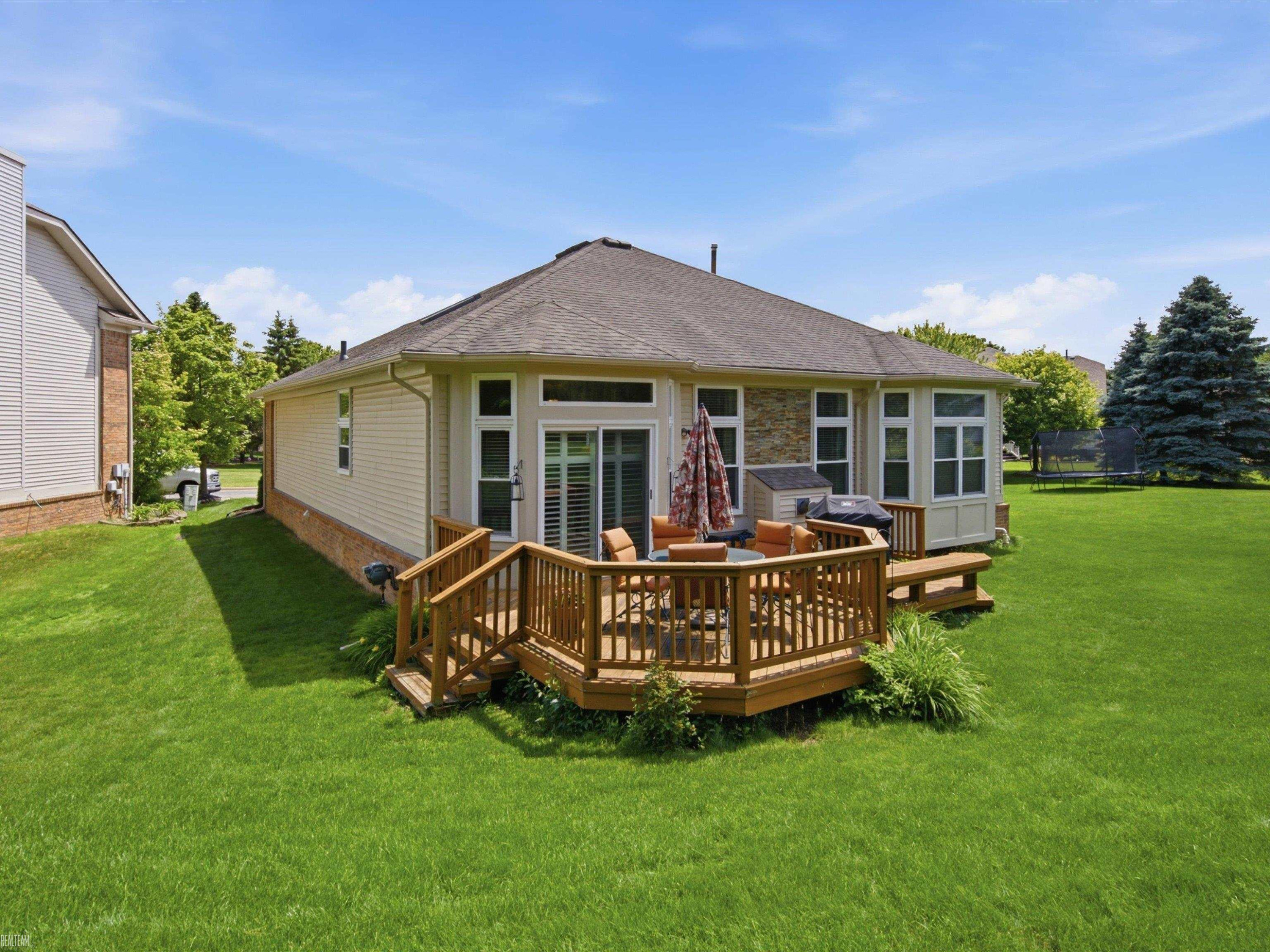 4652 Amberwood Court, MI 48306 — Photo 32