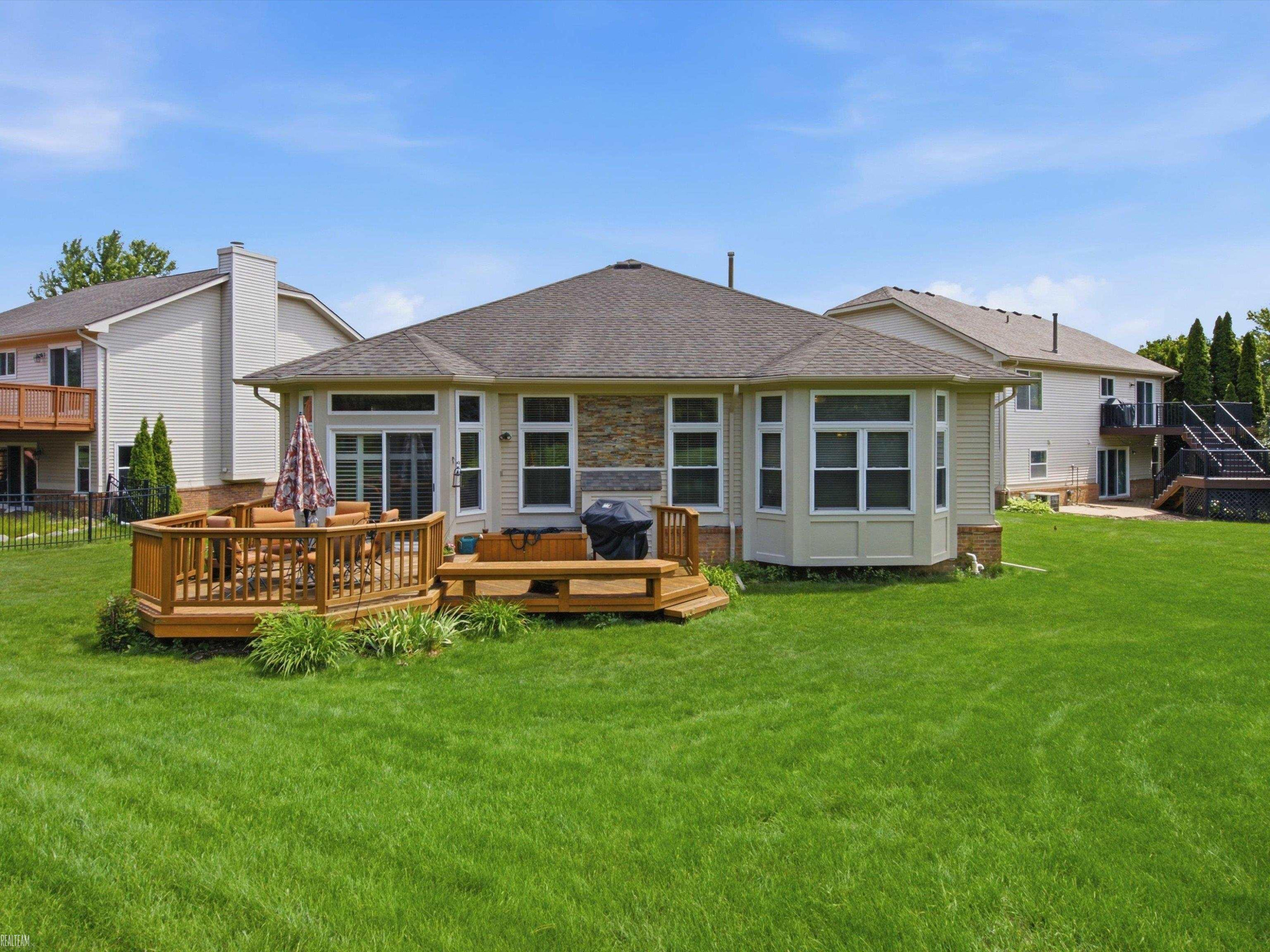 4652 Amberwood Court, MI 48306 — Photo 33