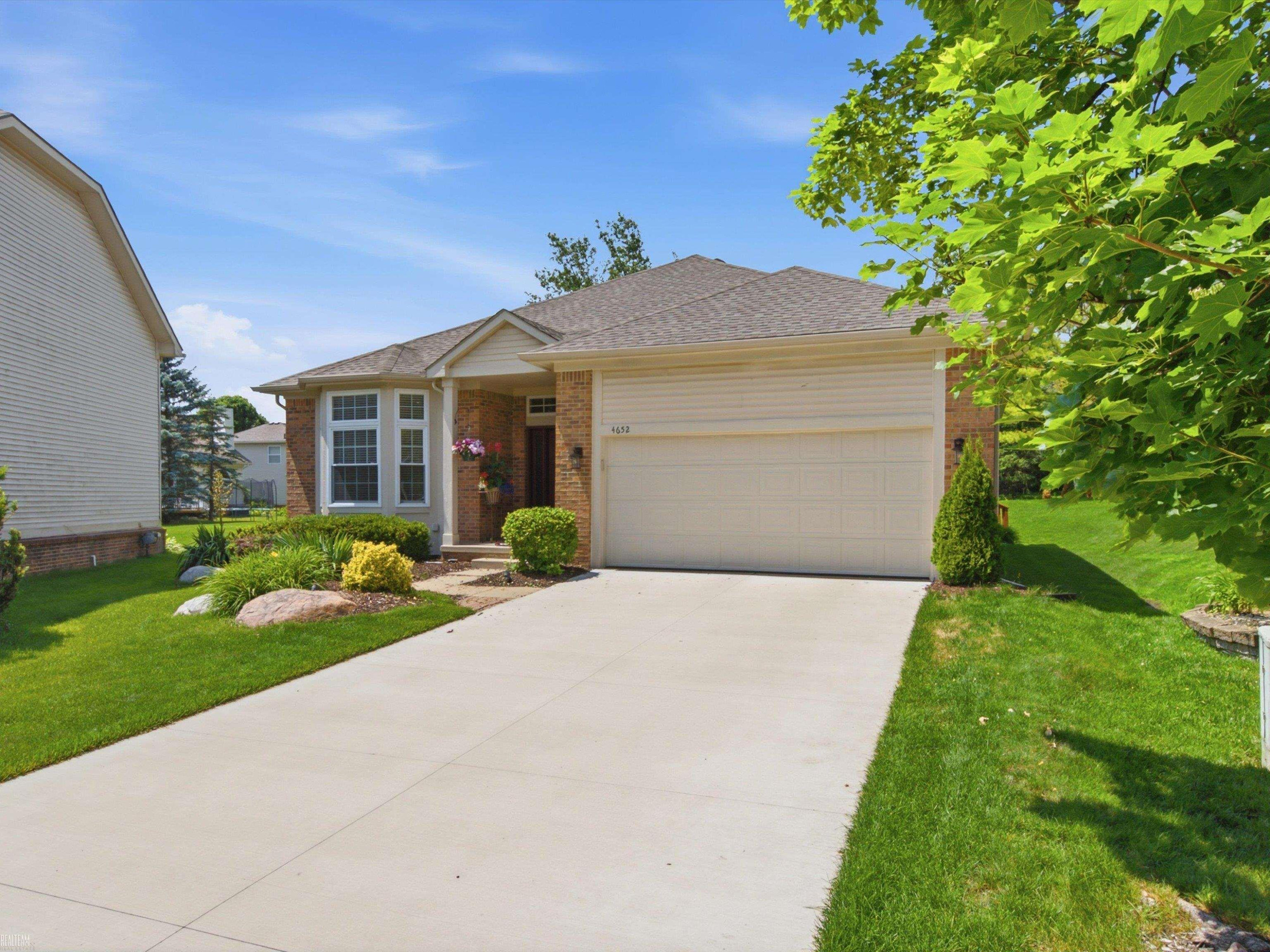 4652 Amberwood Court, MI 48306 — Photo 37