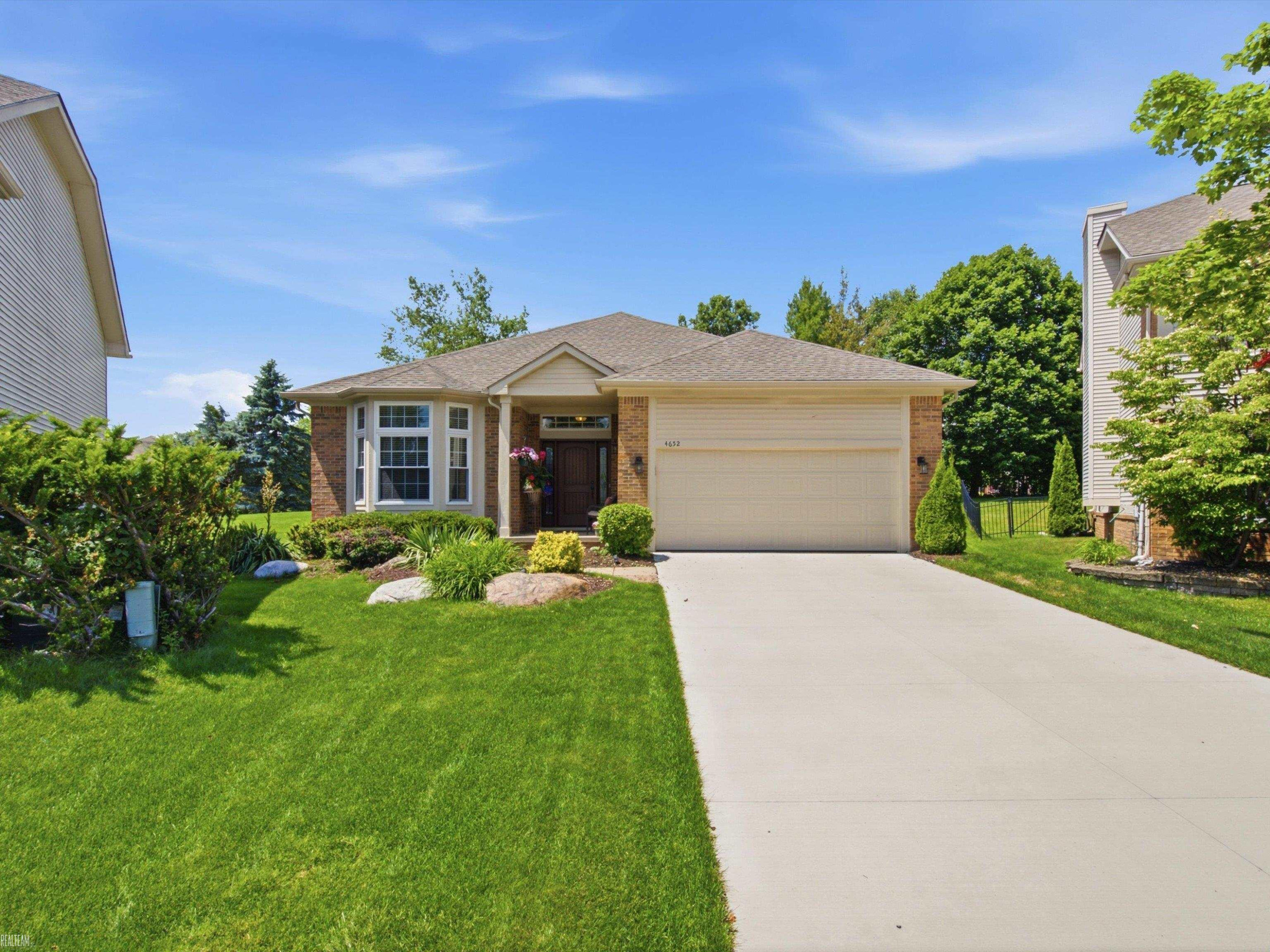 4652 Amberwood Court, MI 48306 — Photo 38