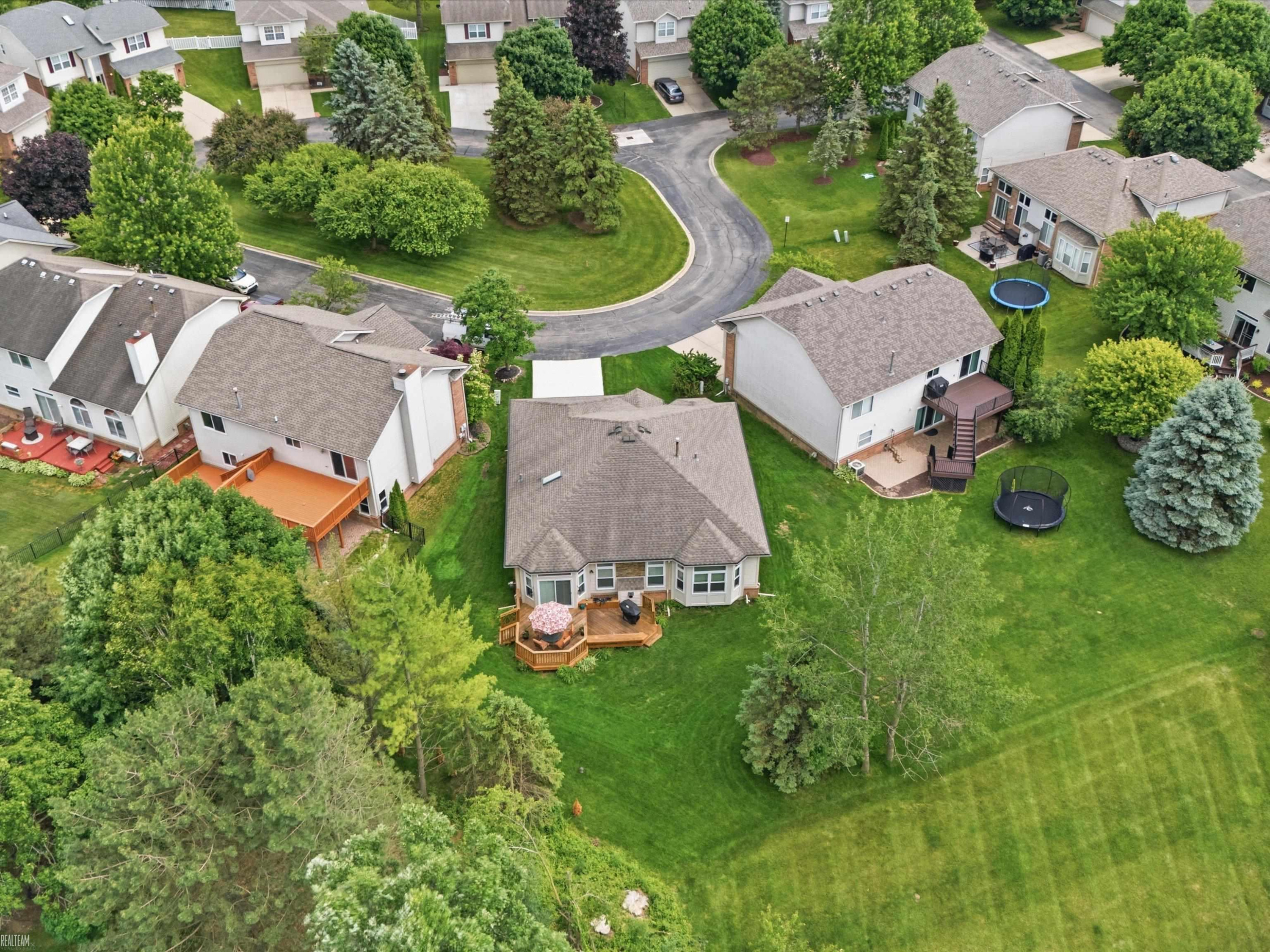 4652 Amberwood Court, MI 48306 — Photo 39
