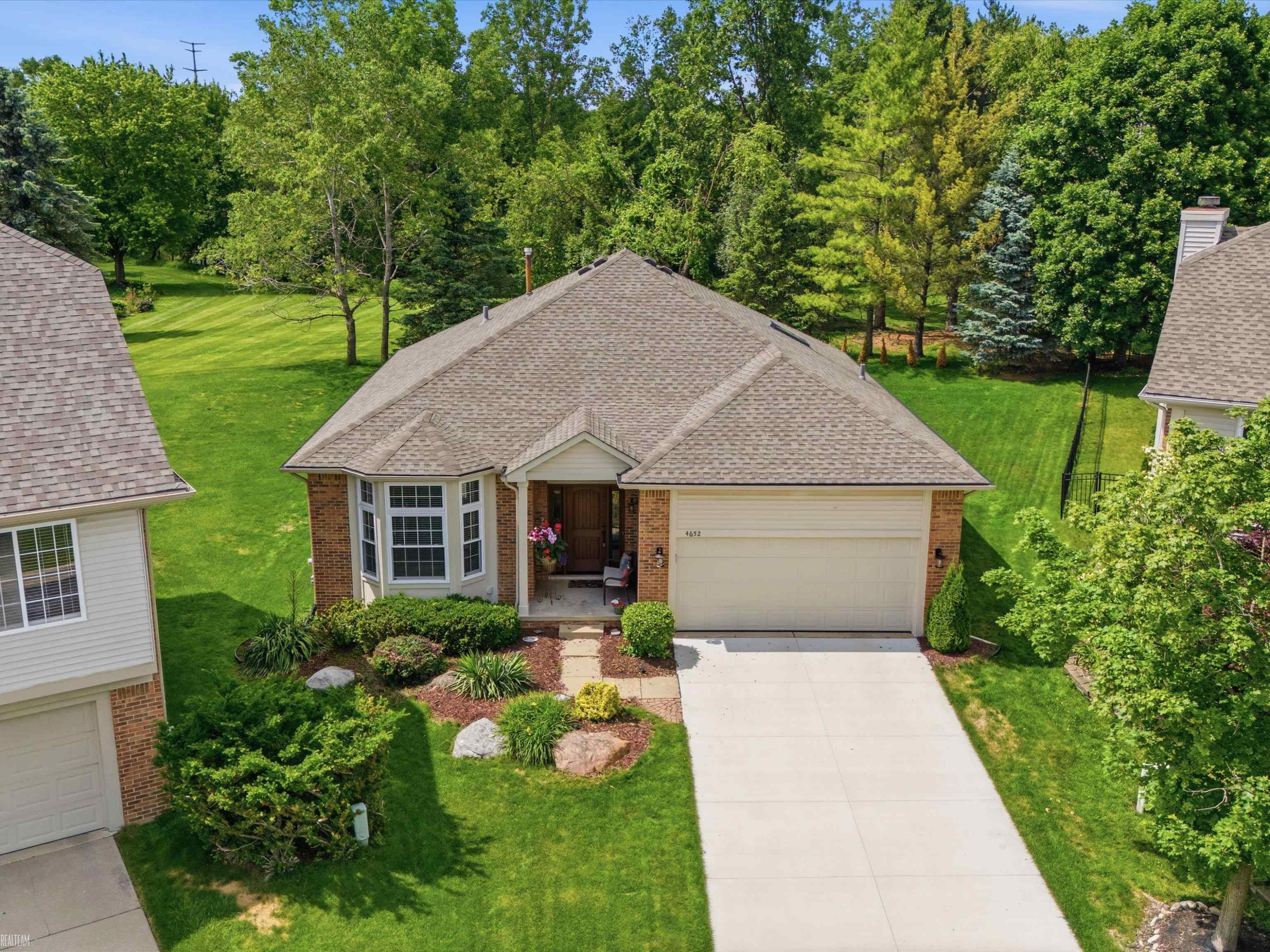 4652 Amberwood Court, MI 48306 — Photo 40