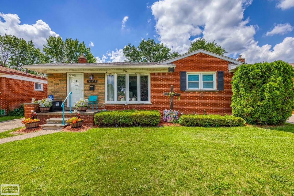 31557 Kelly Road, Fraser, MI 48026