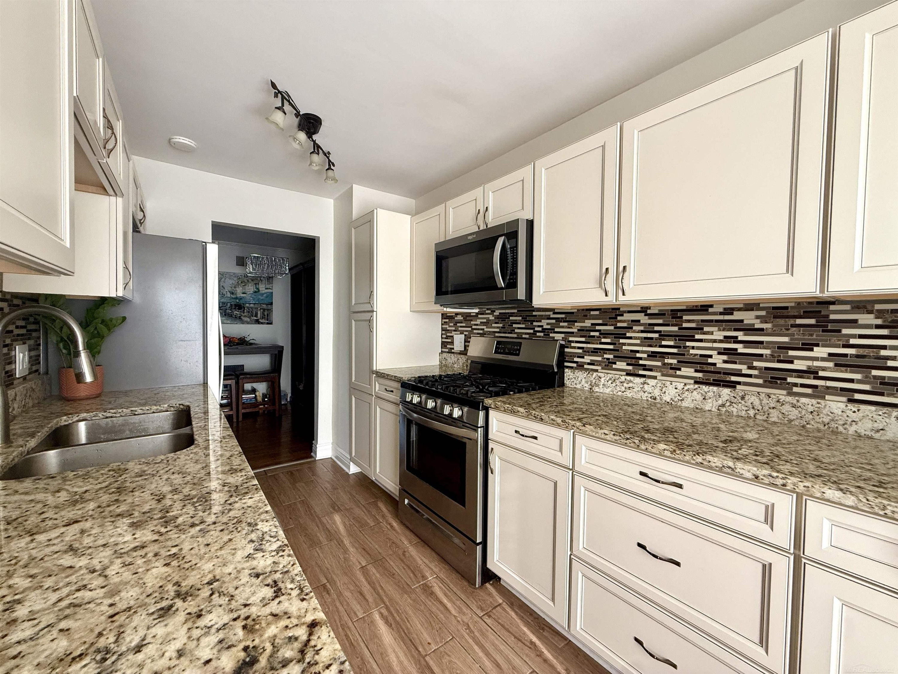 8401 Eighteen Mile Road, # 20, Sterling Heights, MI 48313 — Photo 10